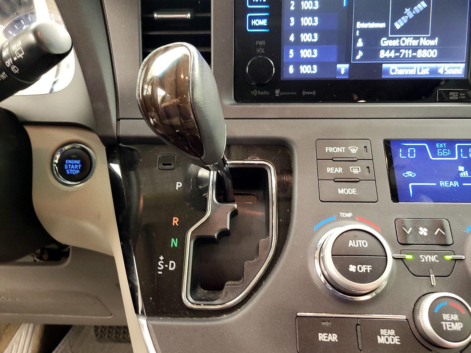 Thumbnail: 2017 Toyota Sienna - 17