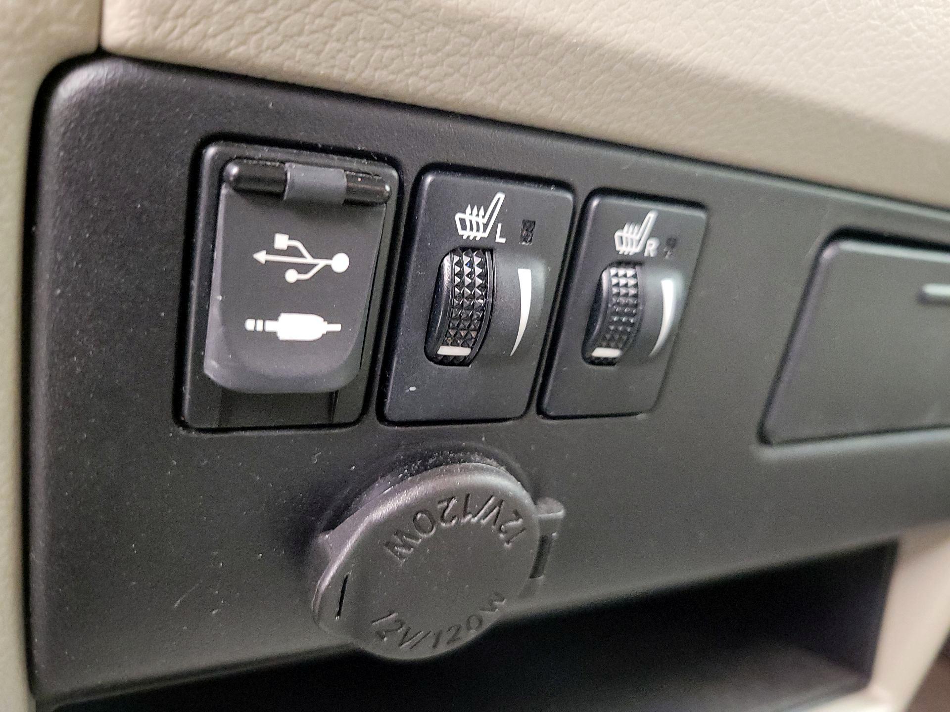 Thumbnail: 2017 Toyota Sienna - 18