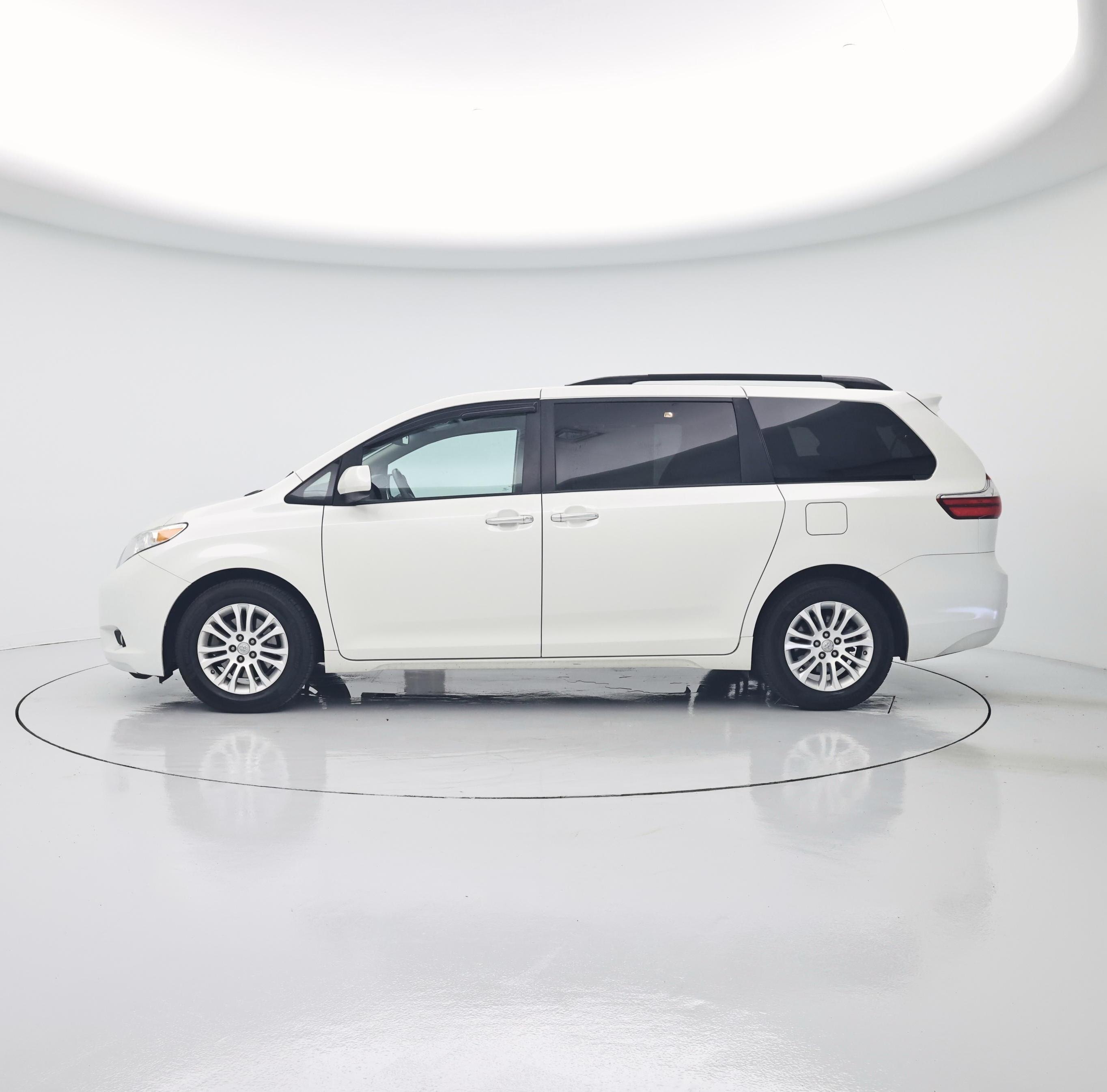 Thumbnail: 2017 Toyota Sienna - 3