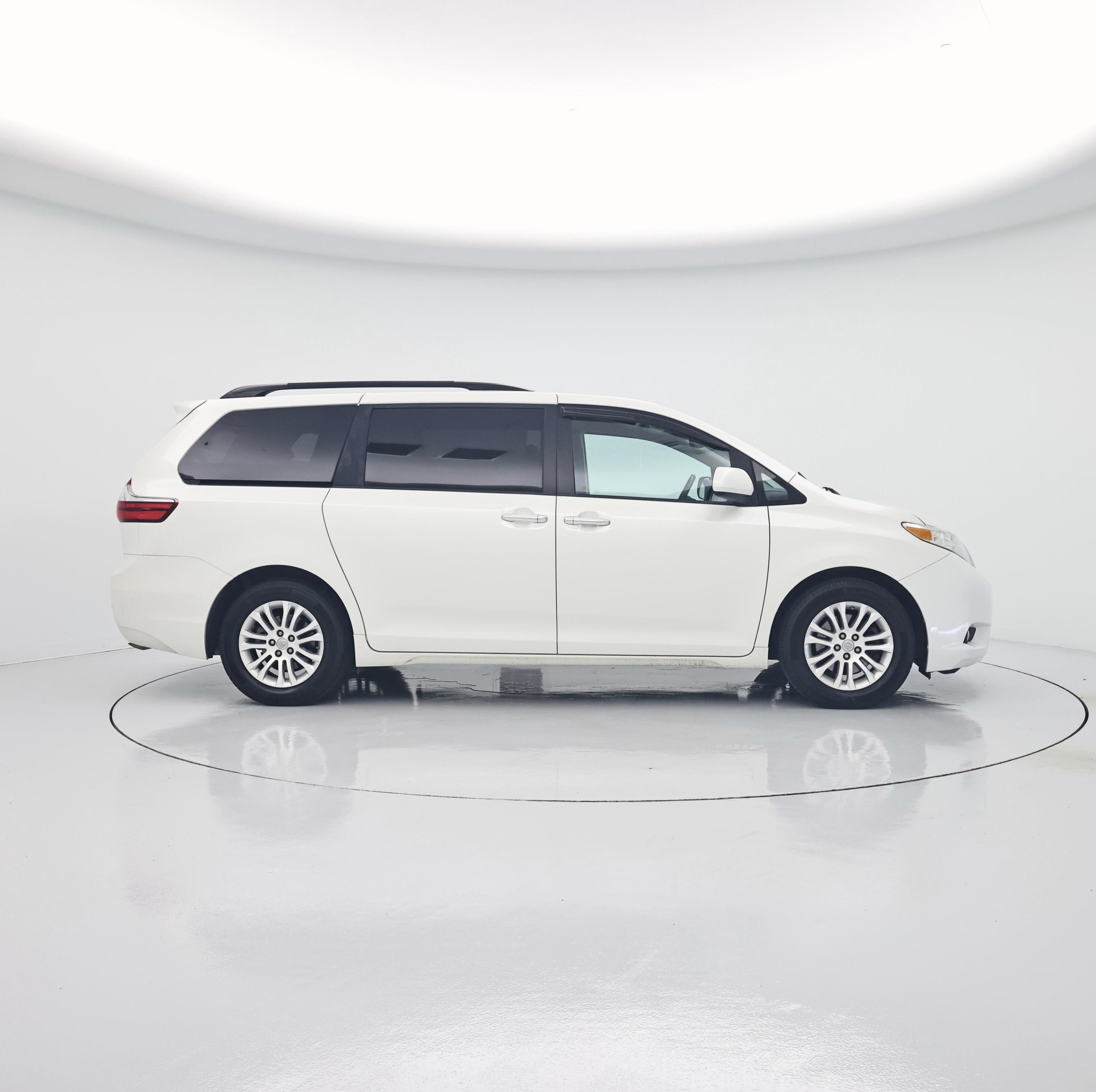 Thumbnail: 2017 Toyota Sienna - 7
