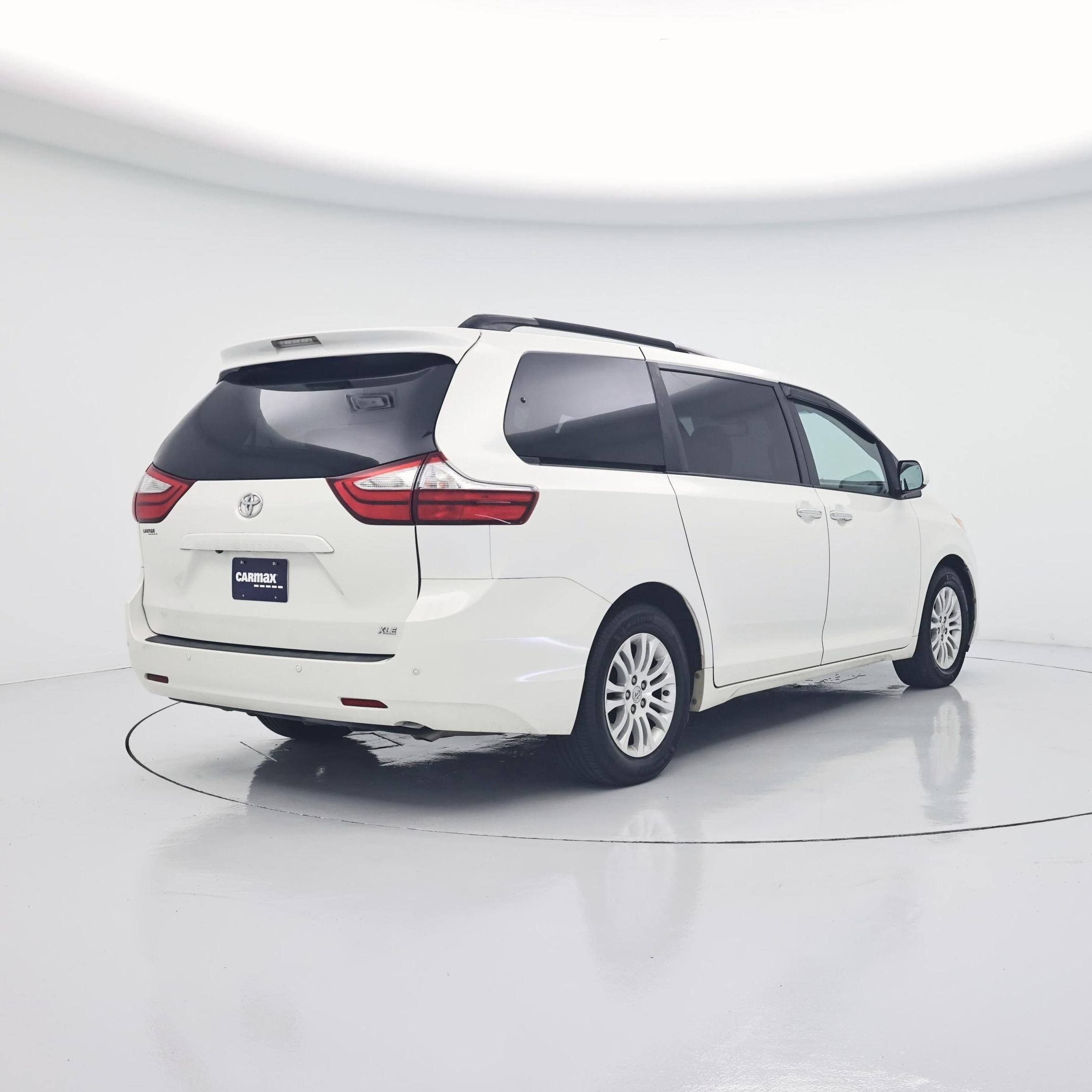 Thumbnail: 2017 Toyota Sienna - 8