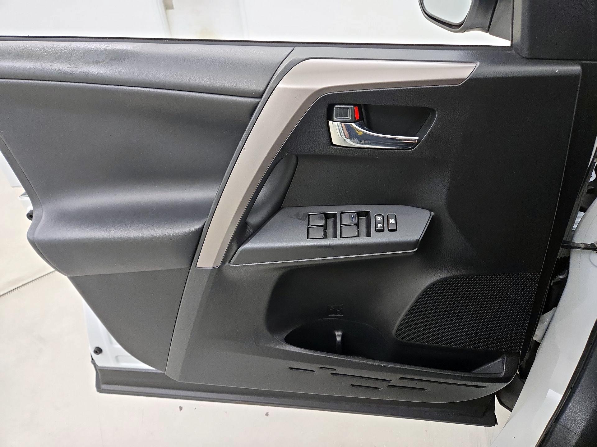 Thumbnail: 2018 Toyota RAV4 - 12