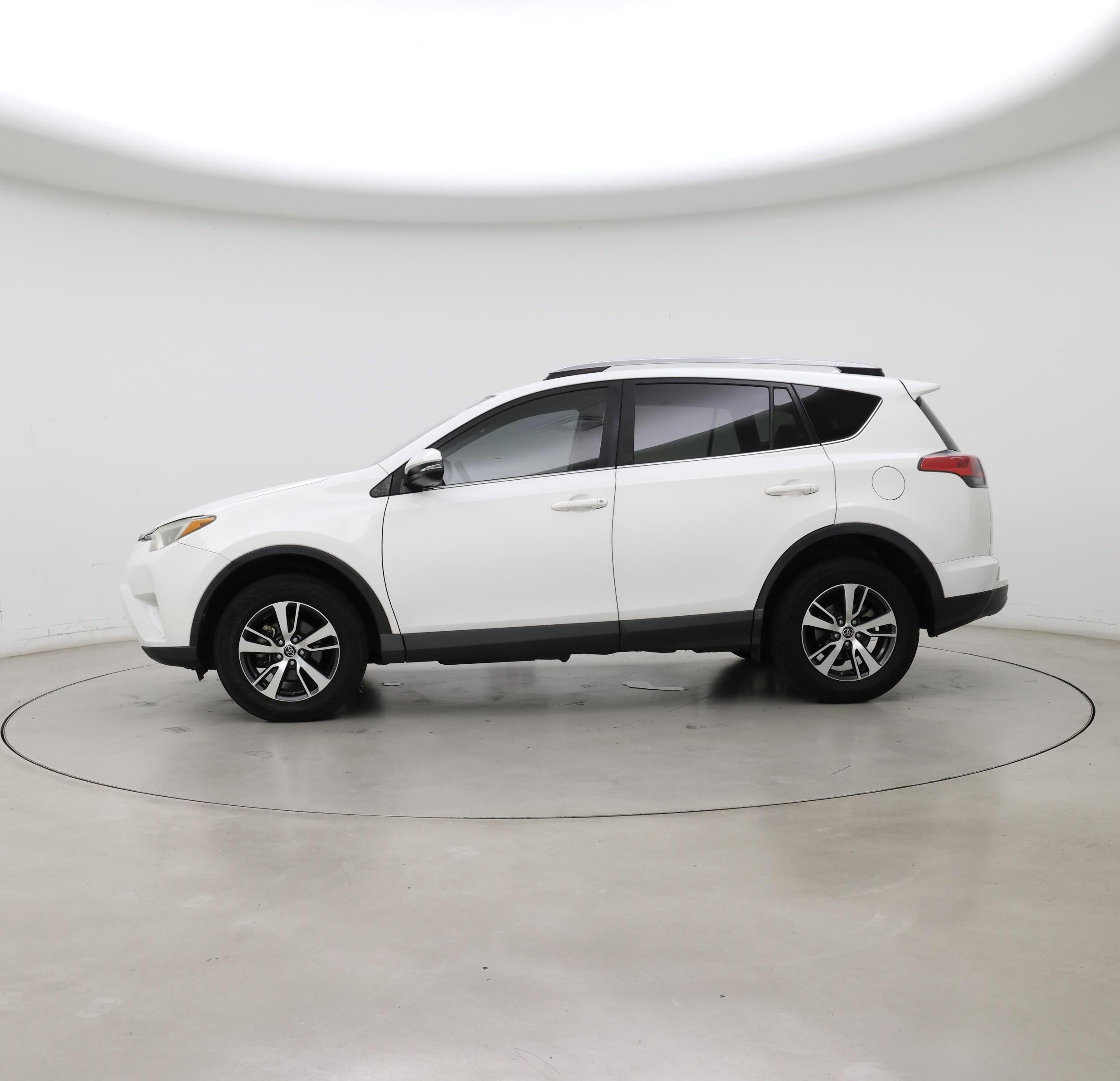 Thumbnail: 2018 Toyota RAV4 - 3