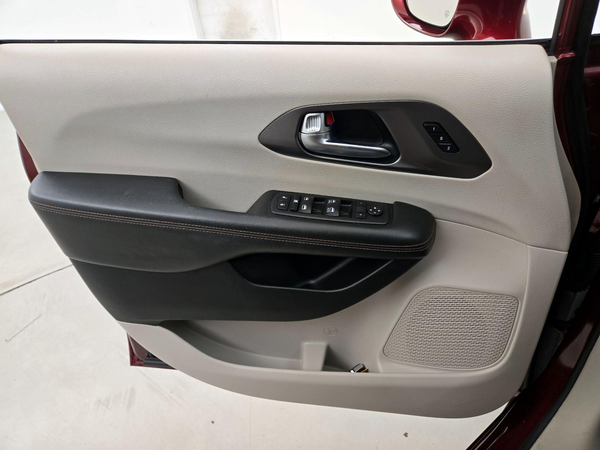 Thumbnail: 2020 Chrysler Pacifica - 12