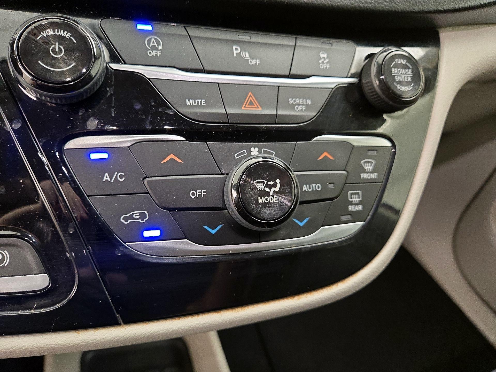 Thumbnail: 2020 Chrysler Pacifica - 16