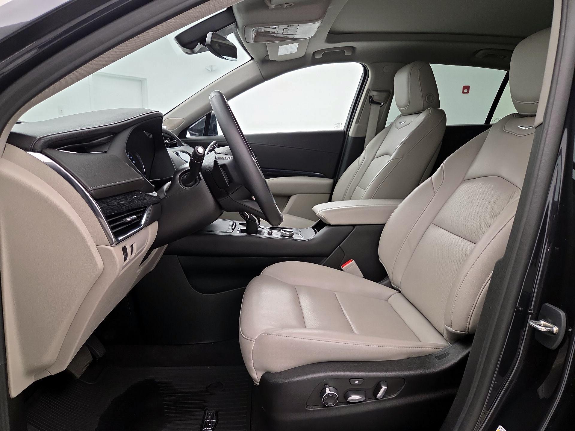 Thumbnail: 2023 Cadillac XT4 - 11