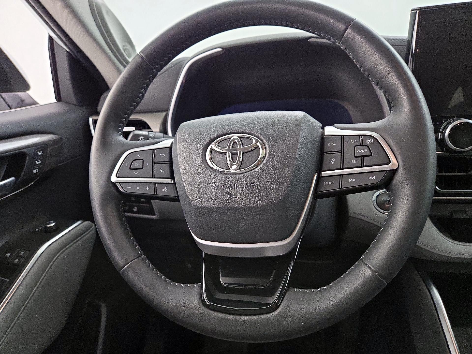 Thumbnail: 2023 Toyota Highlander - 10
