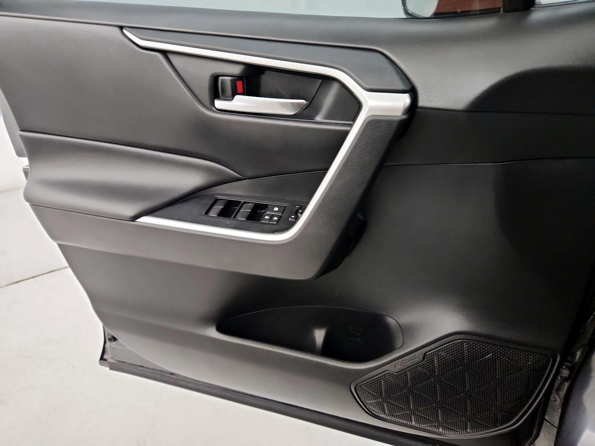 Thumbnail: 2020 Toyota RAV4 - 12