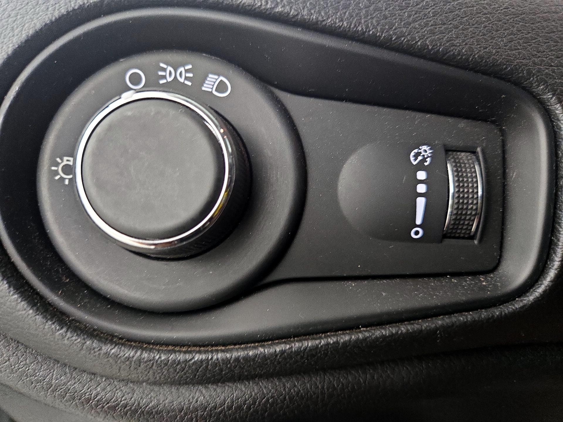 Thumbnail: 2020 Jeep Renegade - 13