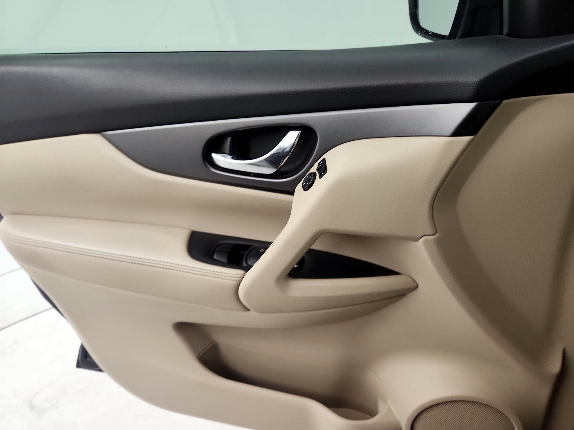 Thumbnail: 2015 Nissan Rogue - 12