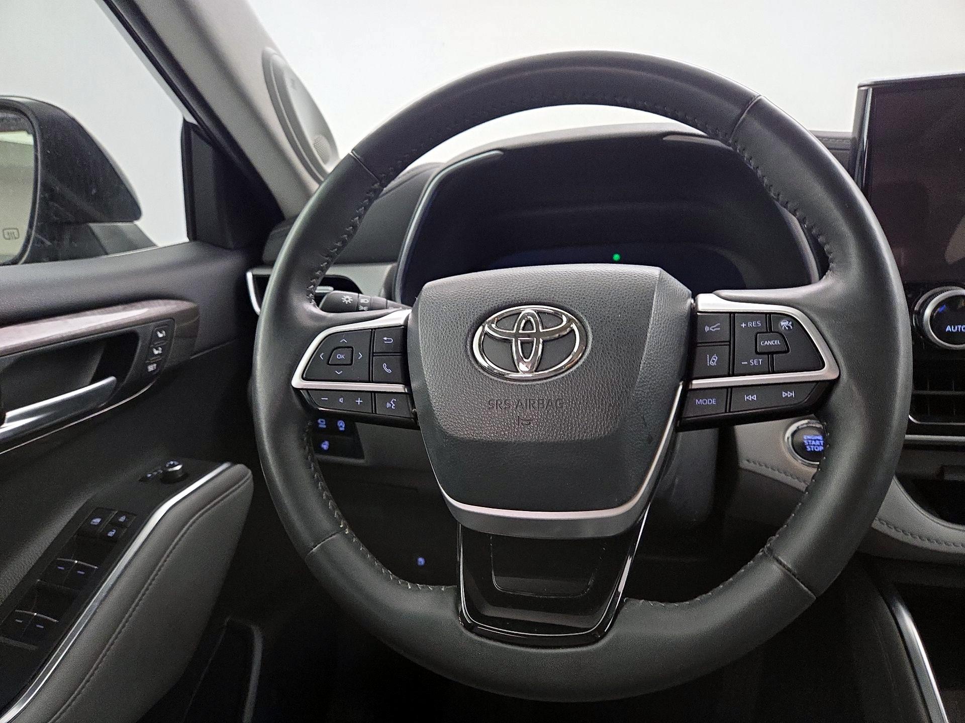 Thumbnail: 2023 Toyota Highlander - 10