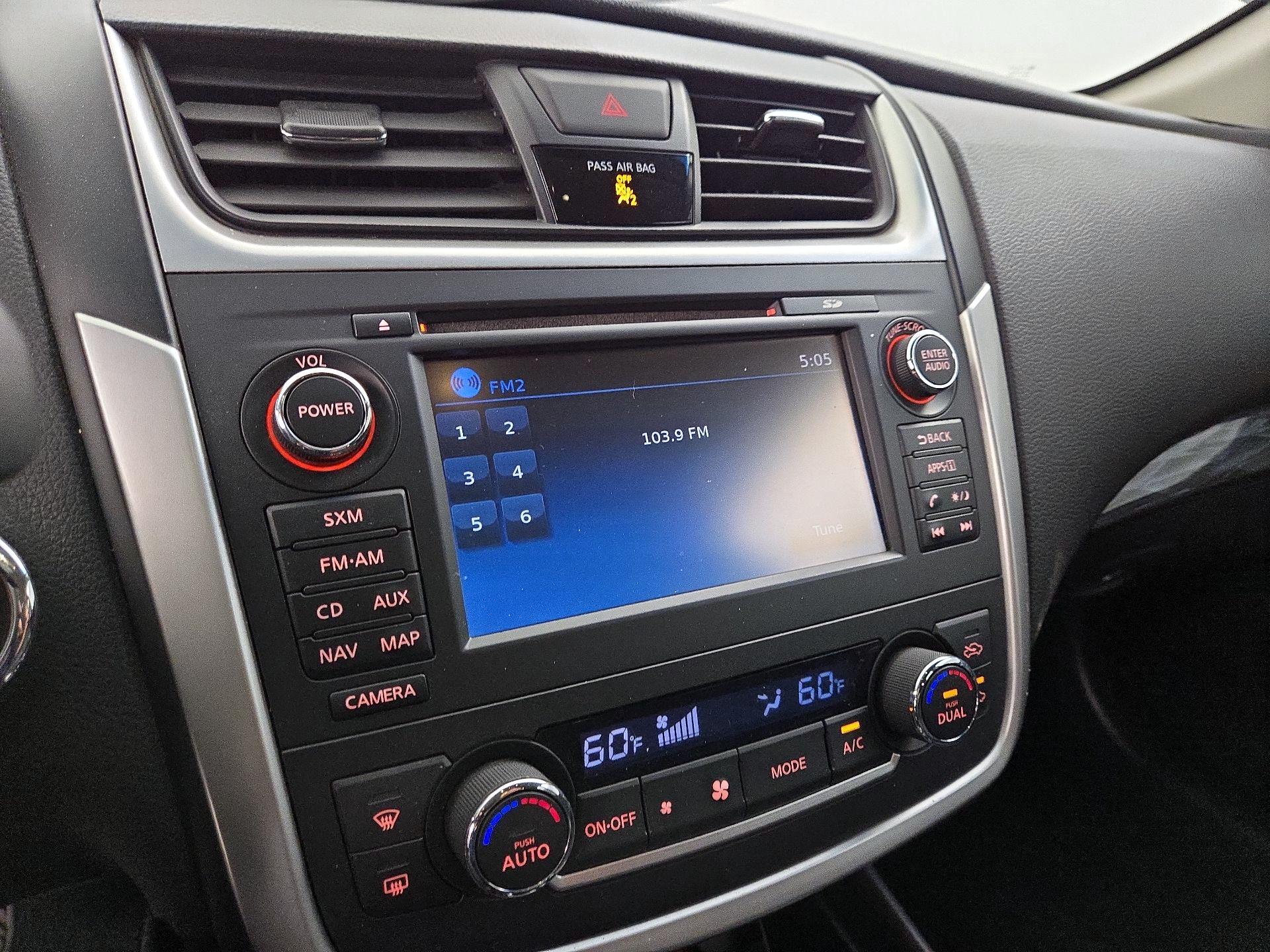 Thumbnail: 2016 Nissan Altima - 16
