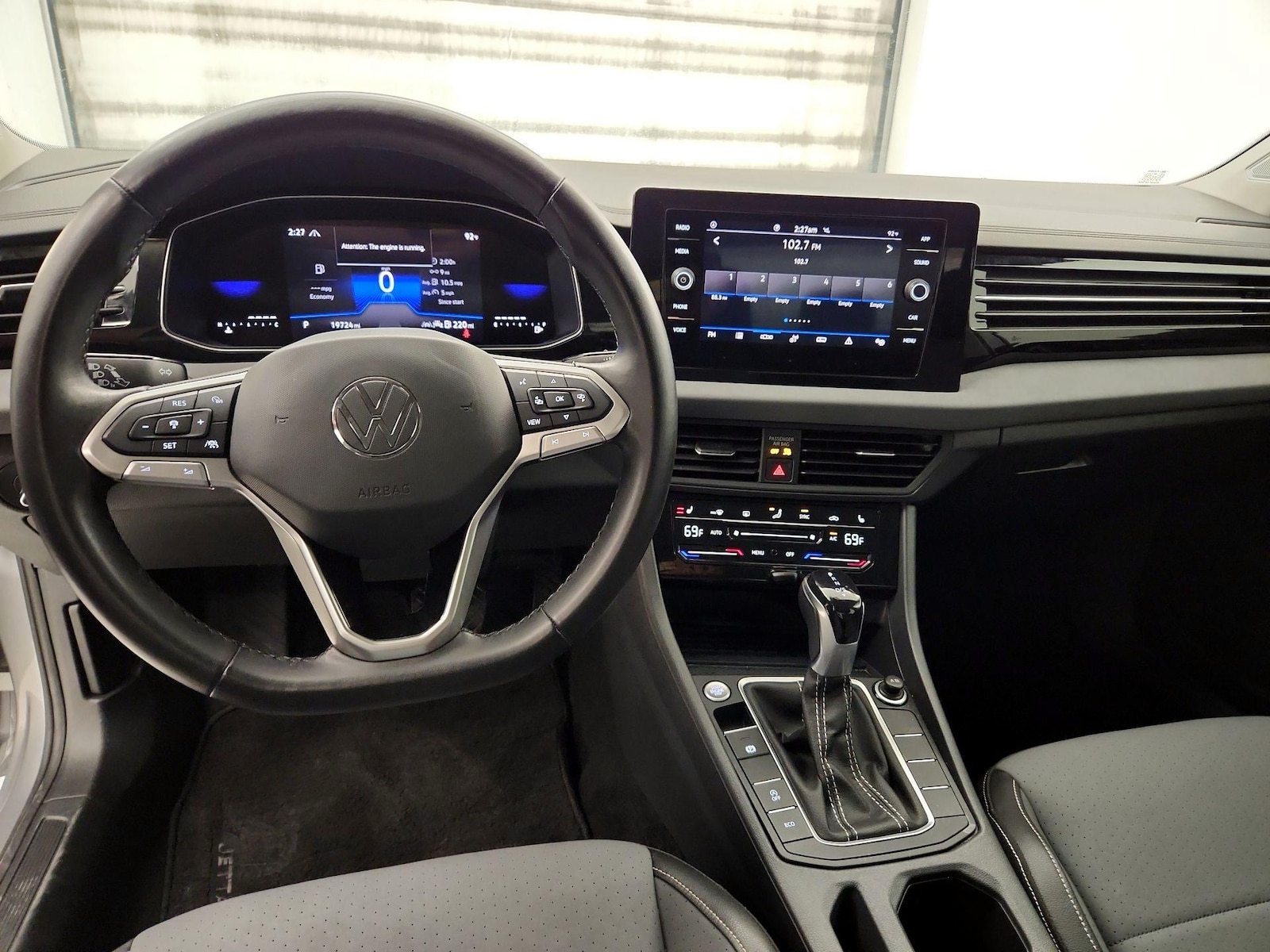 2025 Volkswagen Jetta SE - Photo 10