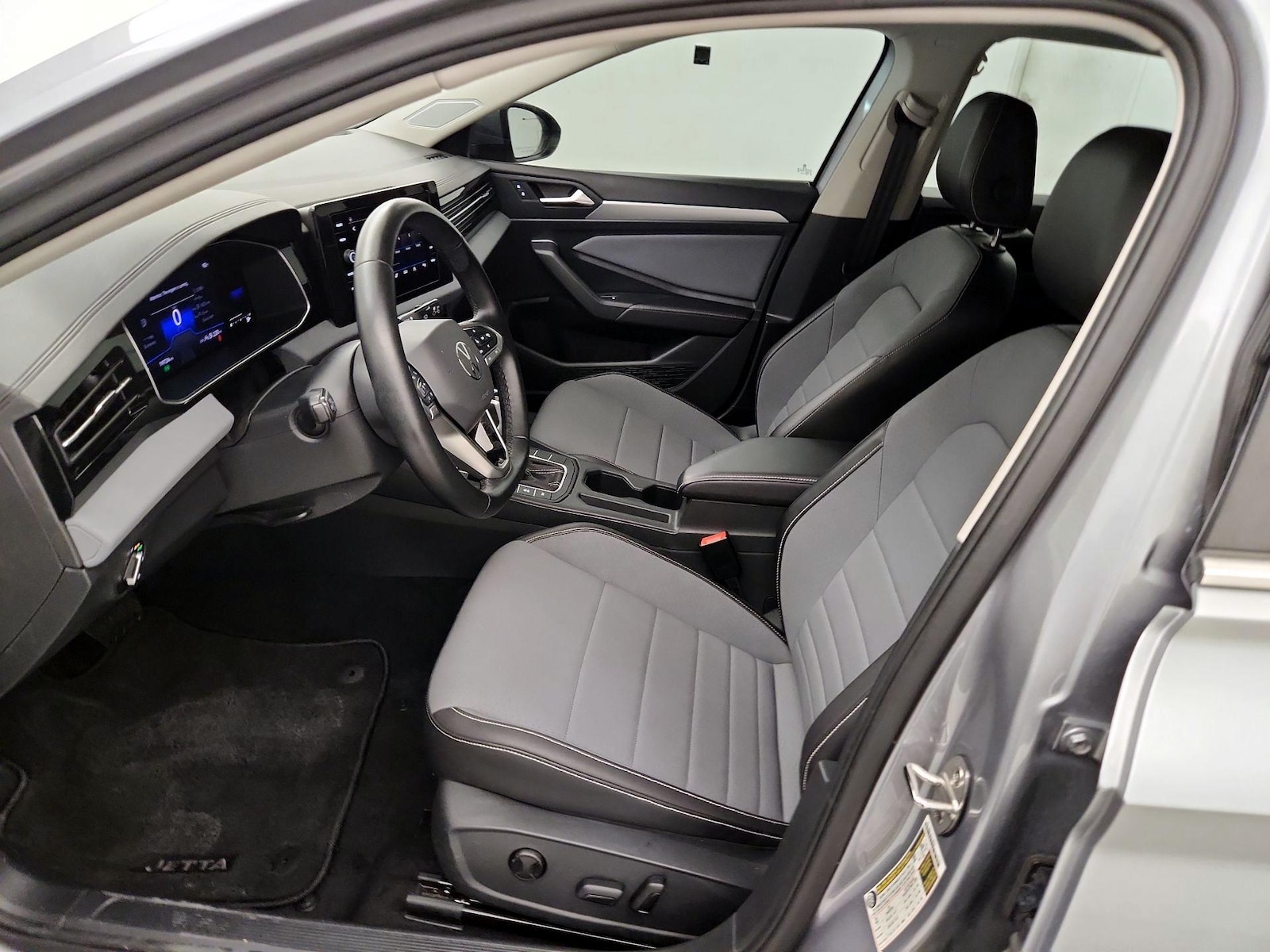 2025 Volkswagen Jetta SE - Photo 12