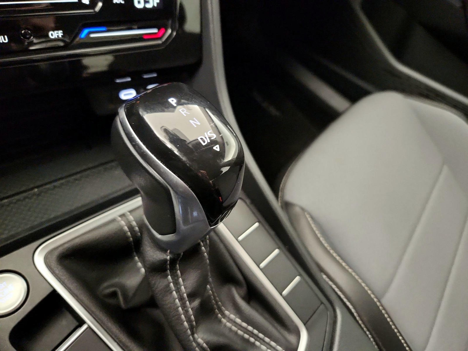 2025 Volkswagen Jetta SE - Photo 18
