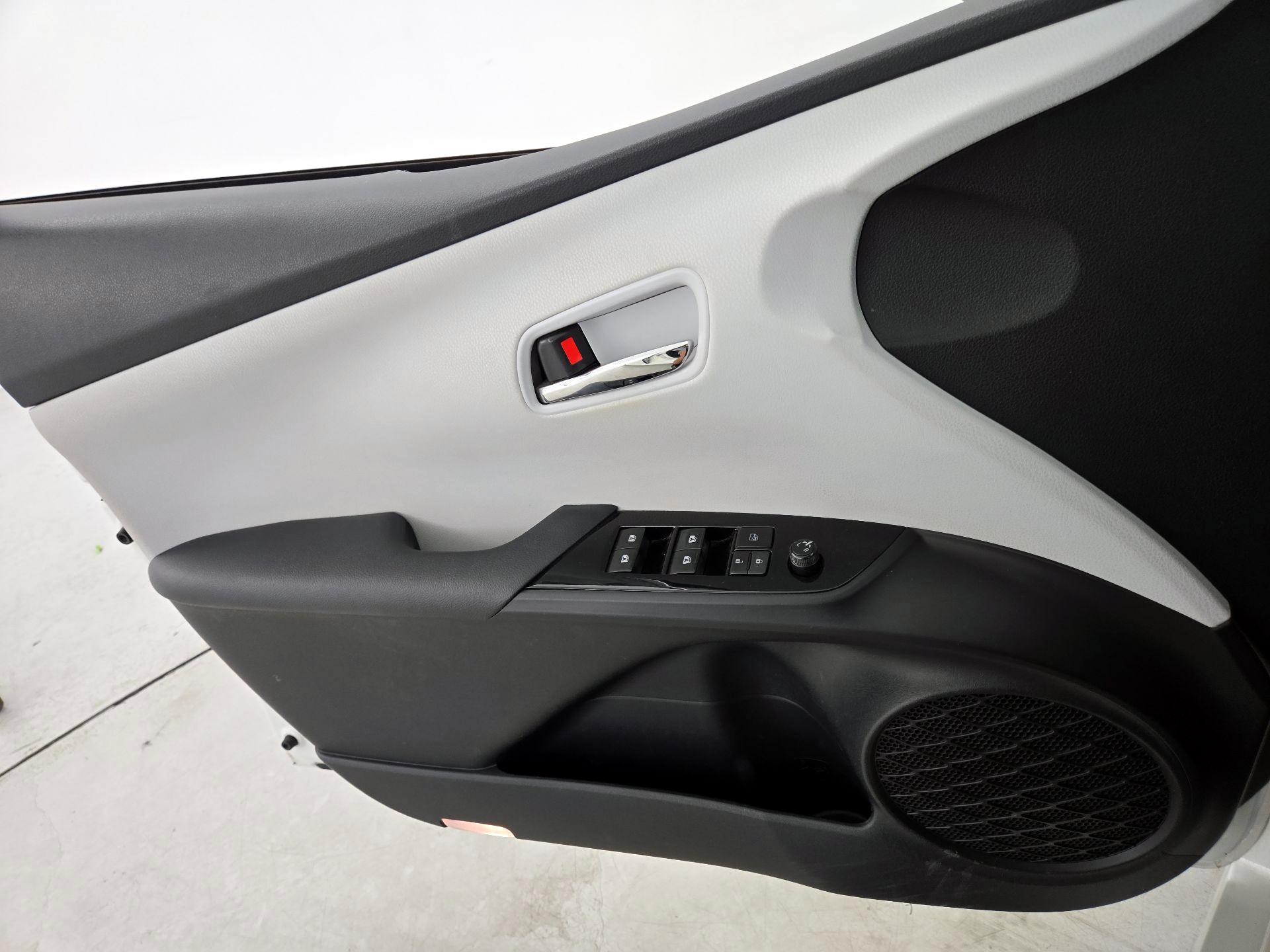 Thumbnail: 2016 Toyota Prius - 12
