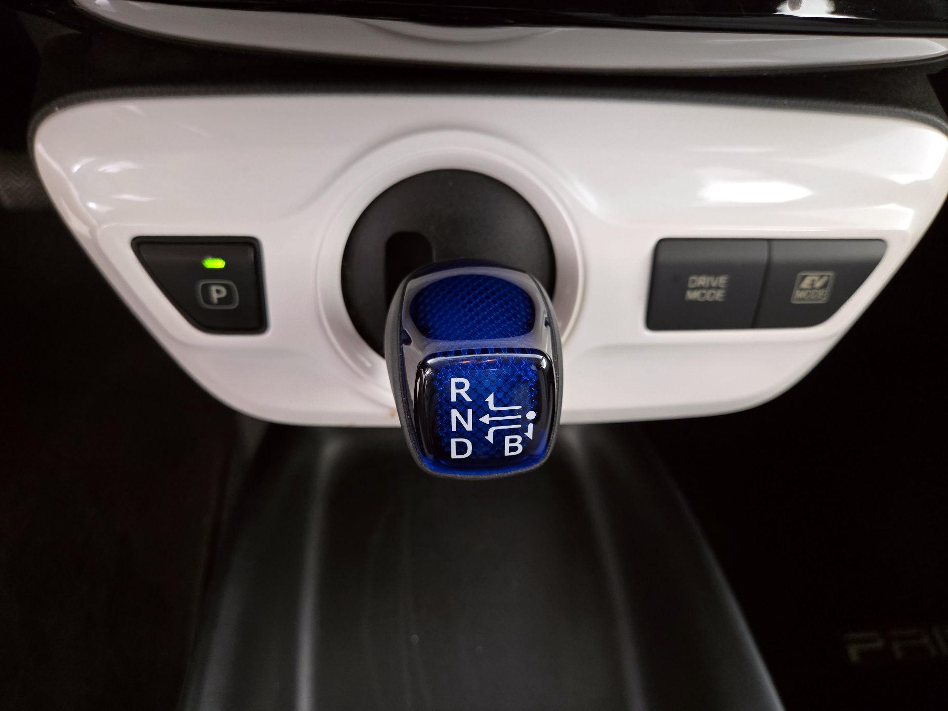 Thumbnail: 2016 Toyota Prius - 17