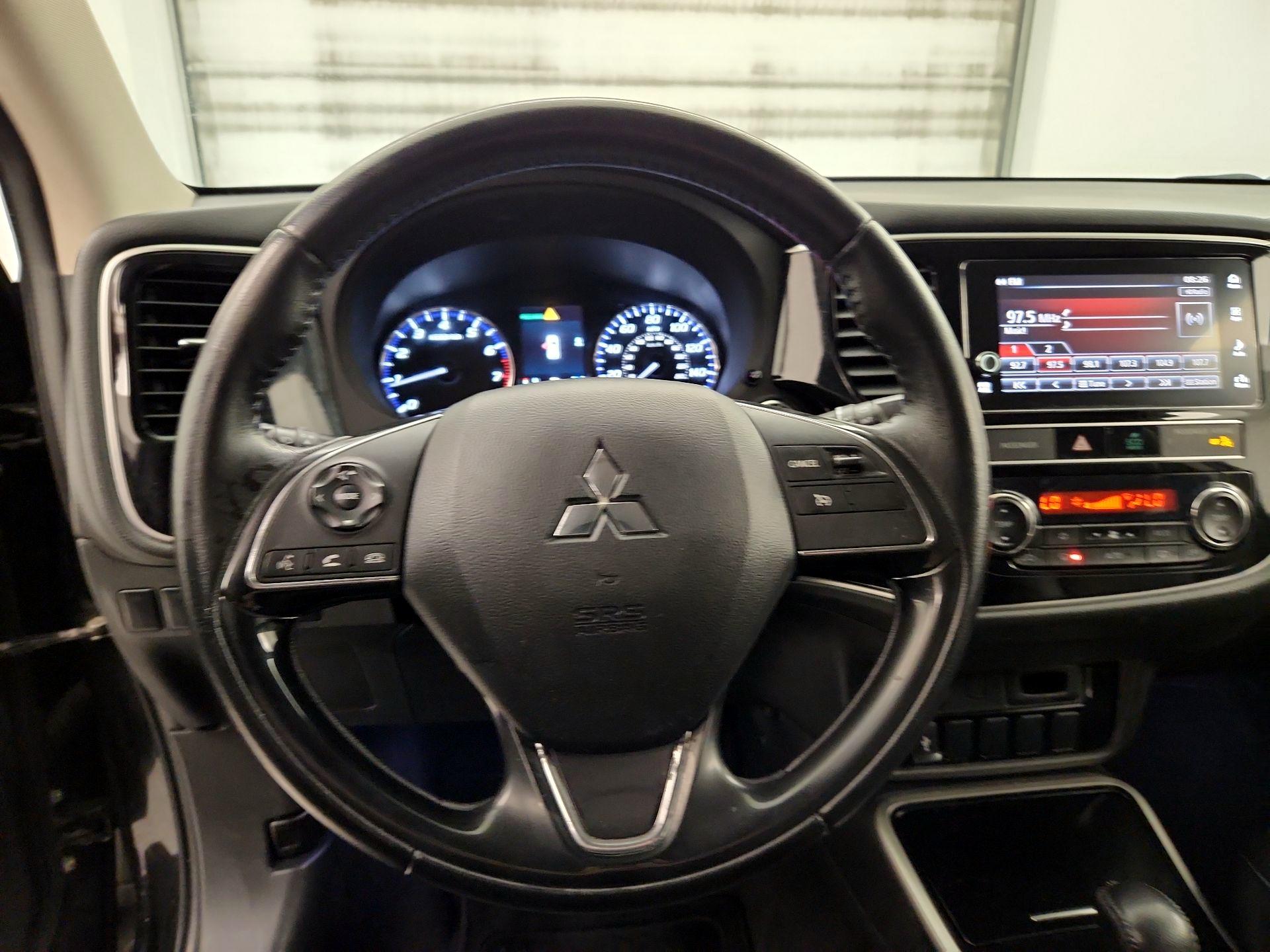 Thumbnail: 2019 Mitsubishi Outlander - 10