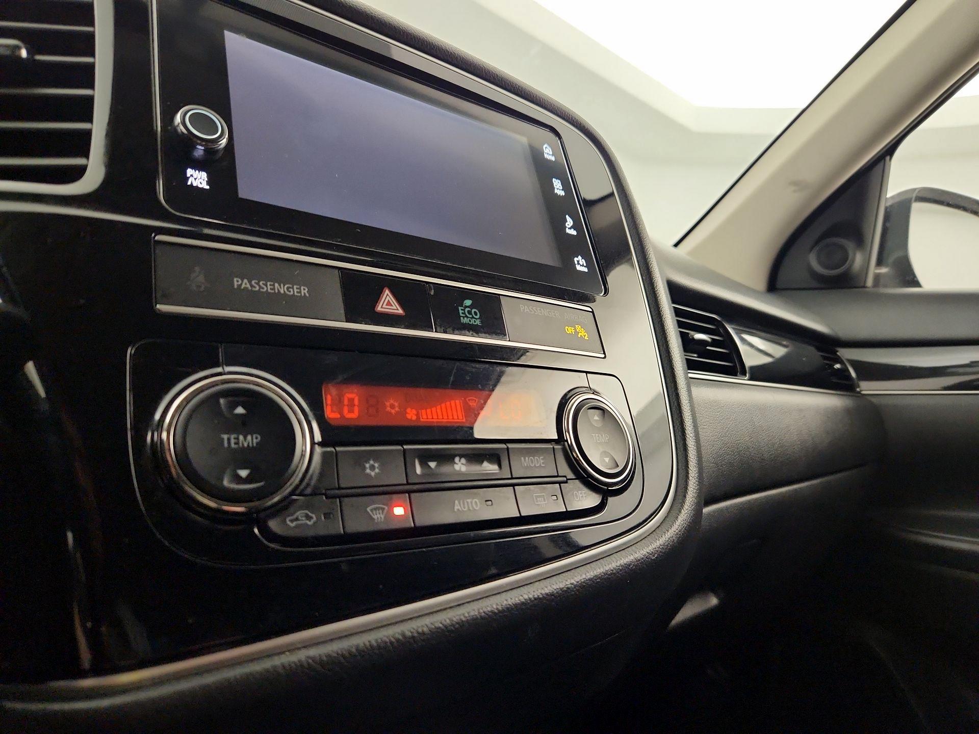 Thumbnail: 2019 Mitsubishi Outlander - 16