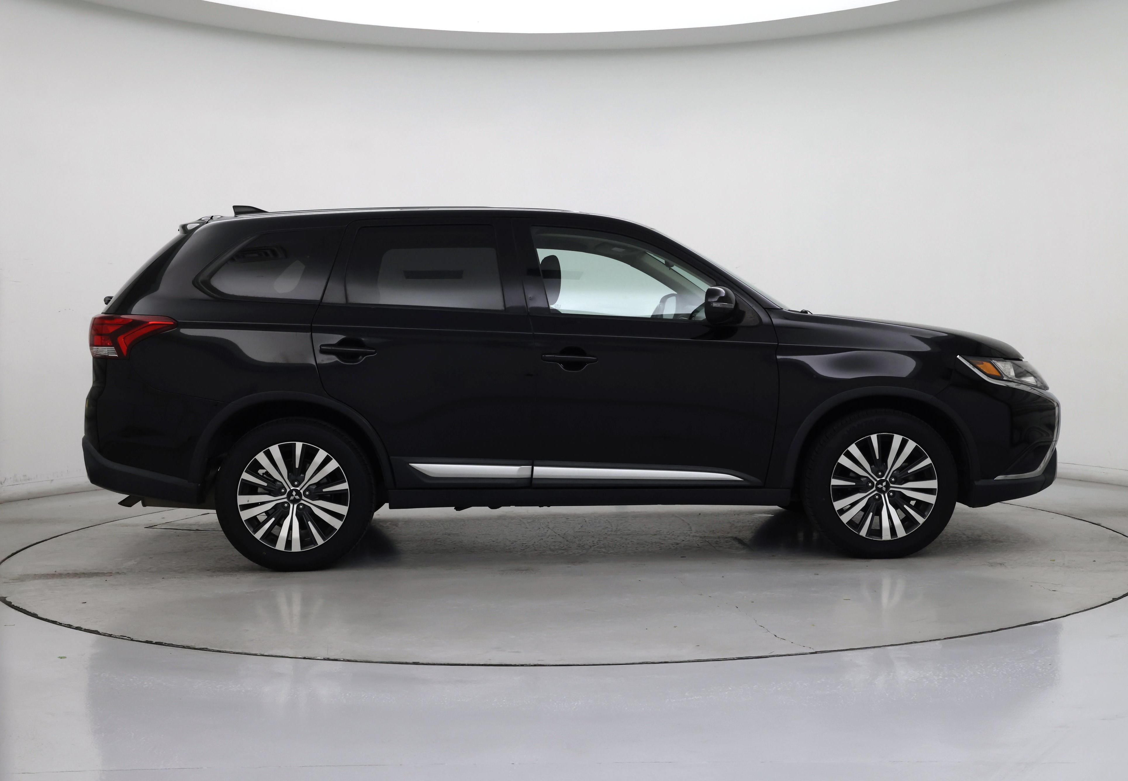Thumbnail: 2019 Mitsubishi Outlander - 7