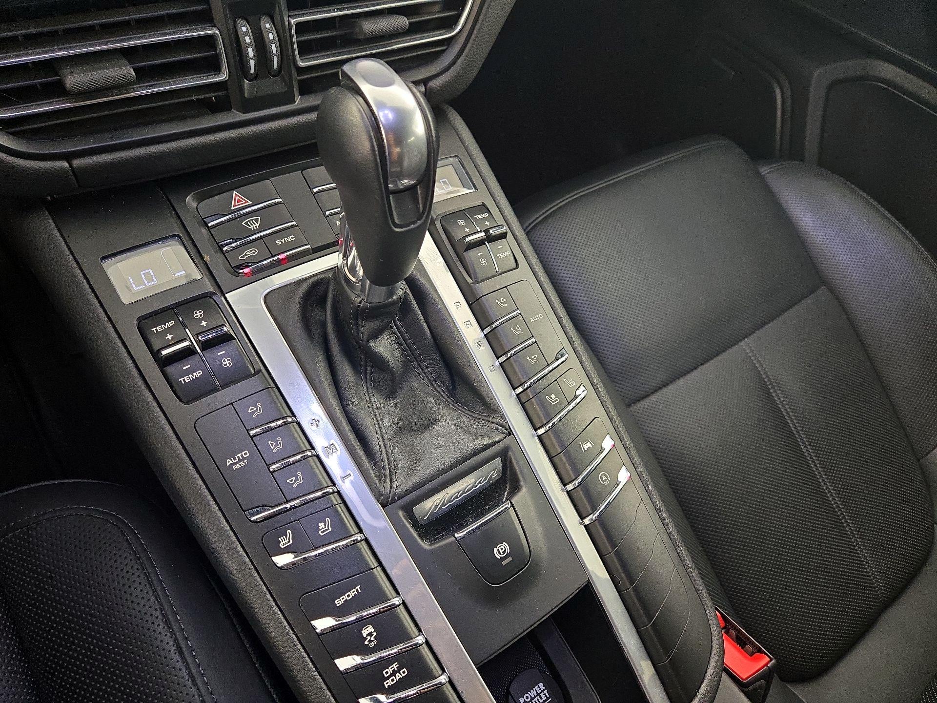 Thumbnail: 2021 Porsche Macan - 17