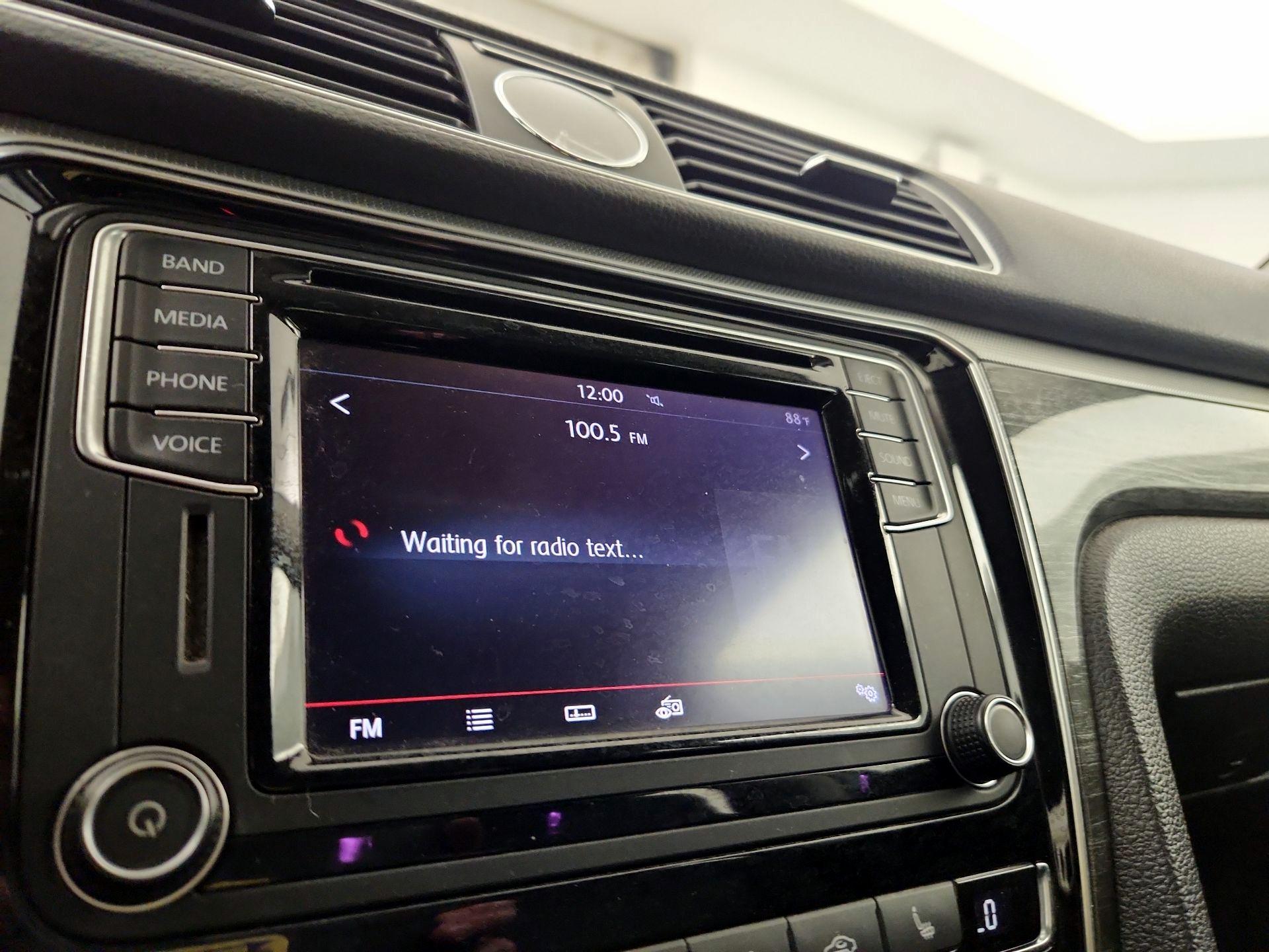 Thumbnail: 2017 Volkswagen Passat - 15