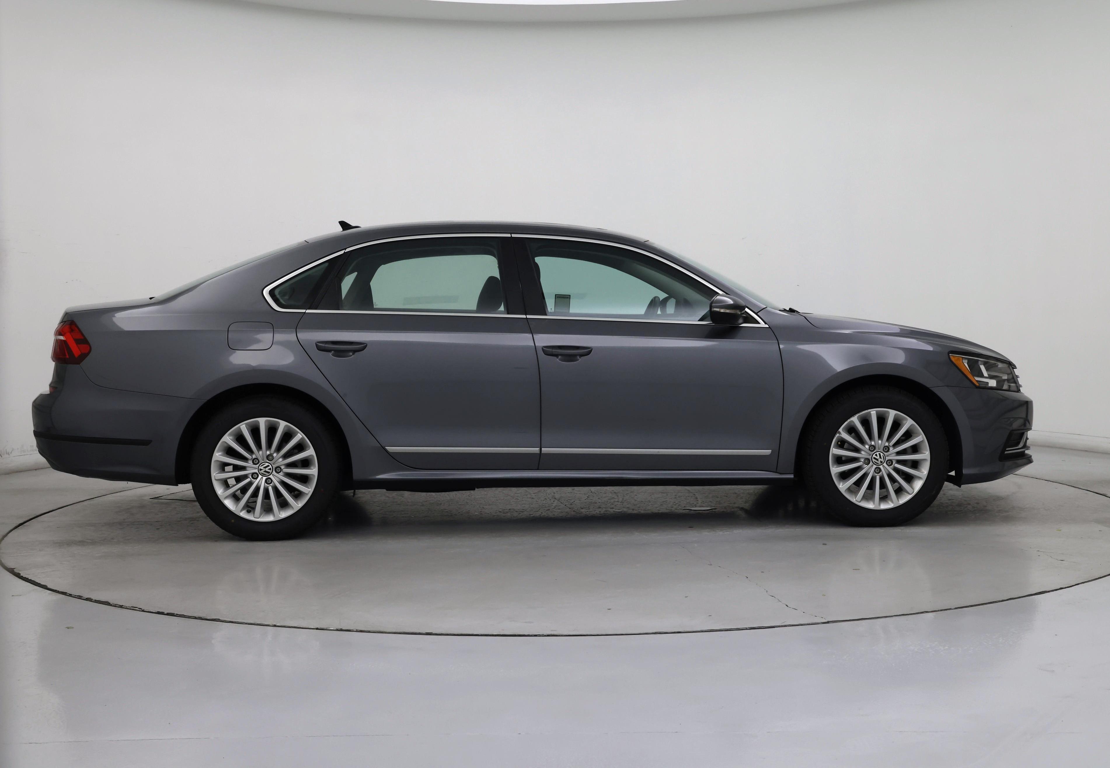 Thumbnail: 2017 Volkswagen Passat - 7