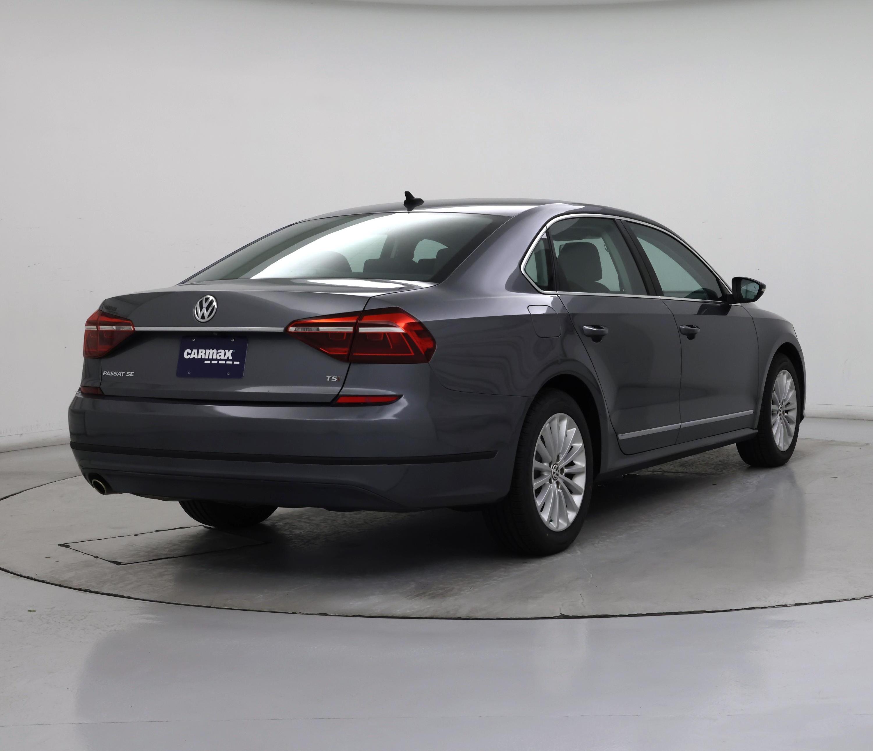 Thumbnail: 2017 Volkswagen Passat - 8