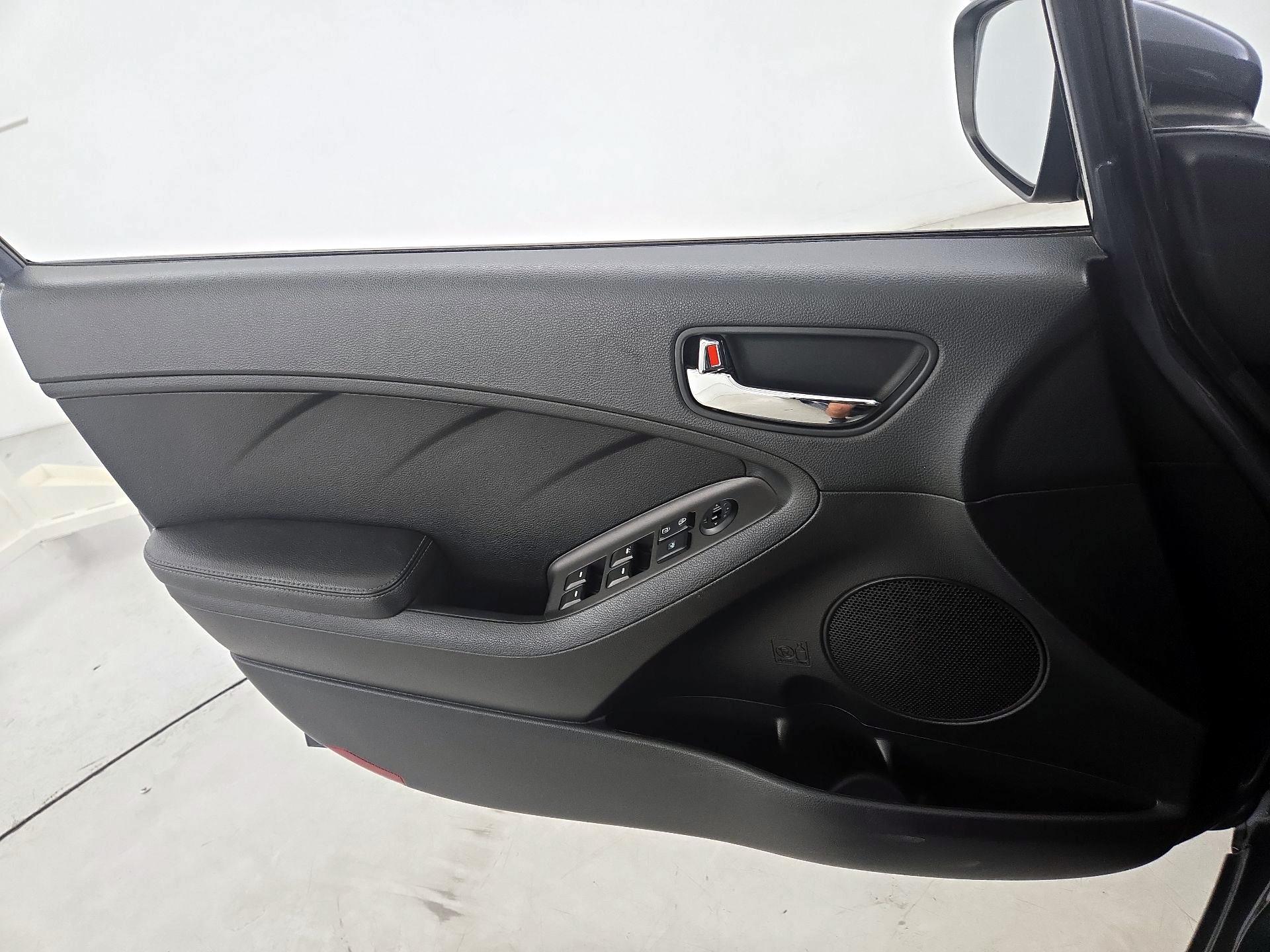 Thumbnail: 2016 Kia Forte - 12