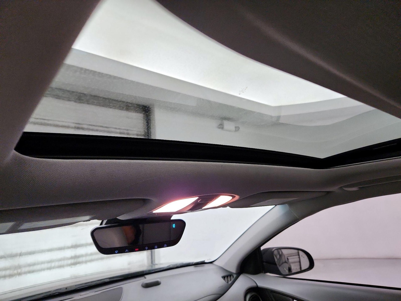 Sunroof(s) & Overhead Airbags