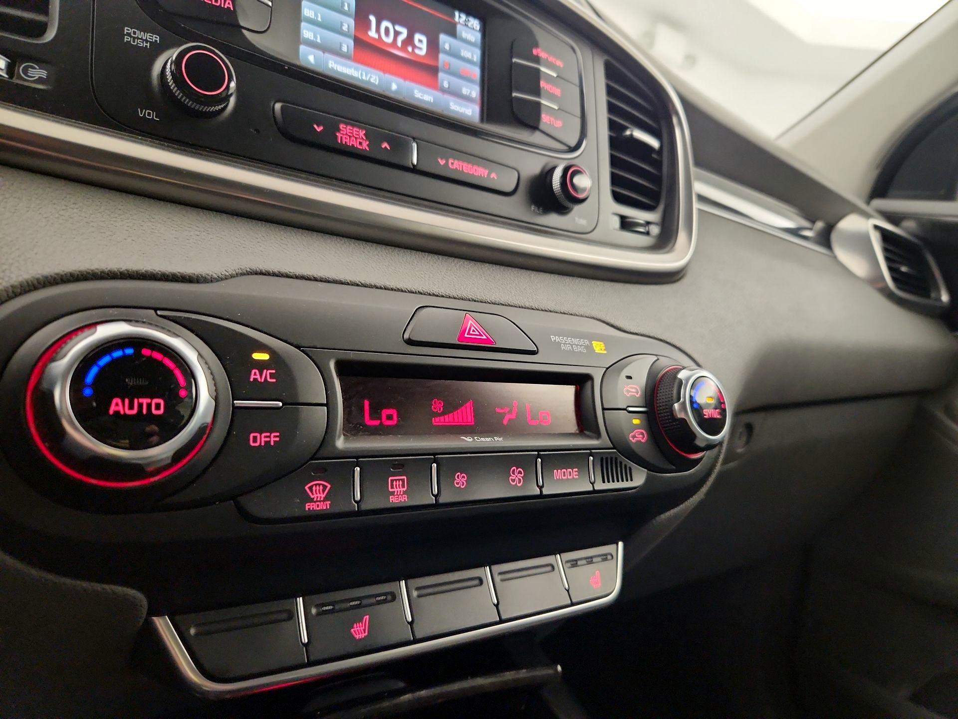 Thumbnail: 2016 Kia Sorento - 16