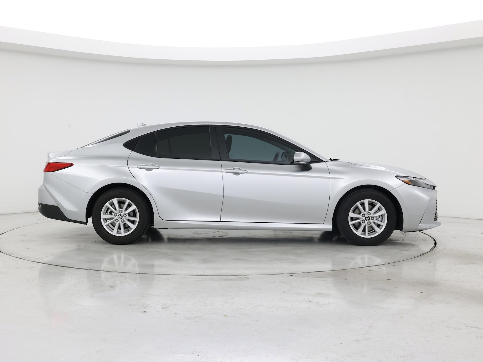 2026 Toyota Camry LE - Photo 8