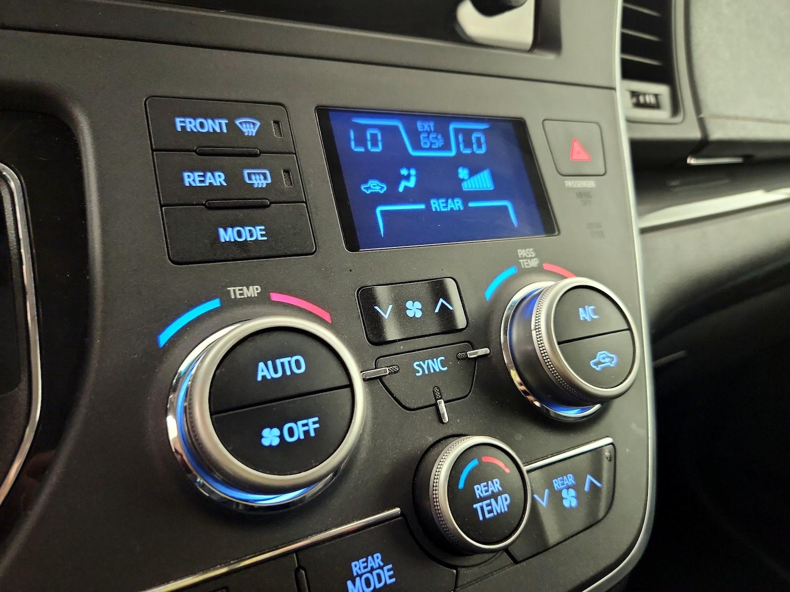 2017 Toyota Sienna SE - Photo 17