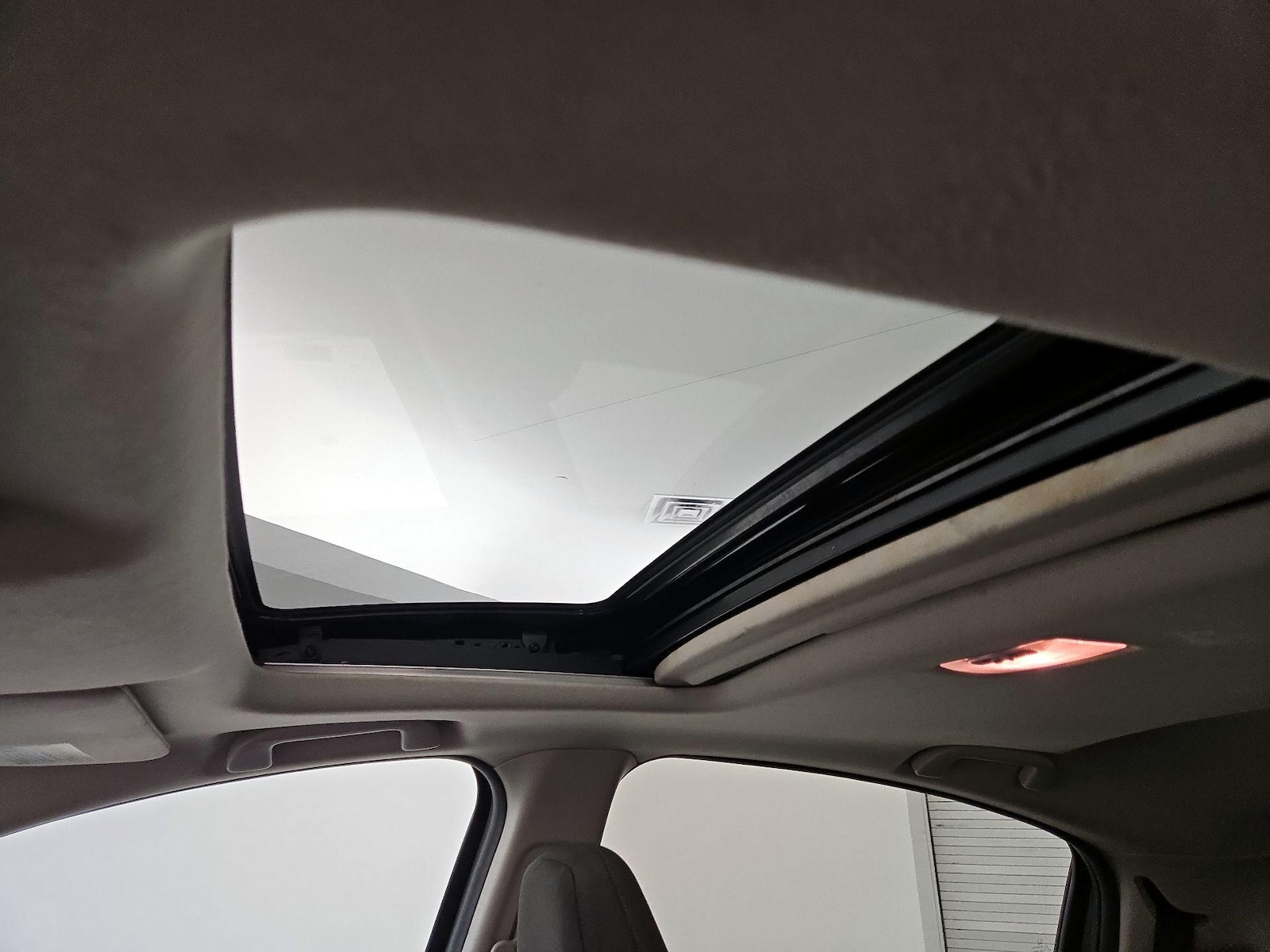 Sunroof(s) & Overhead Airbags