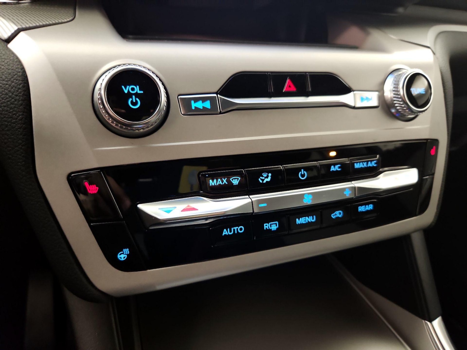 2024 Ford Explorer XLT - Photo 17