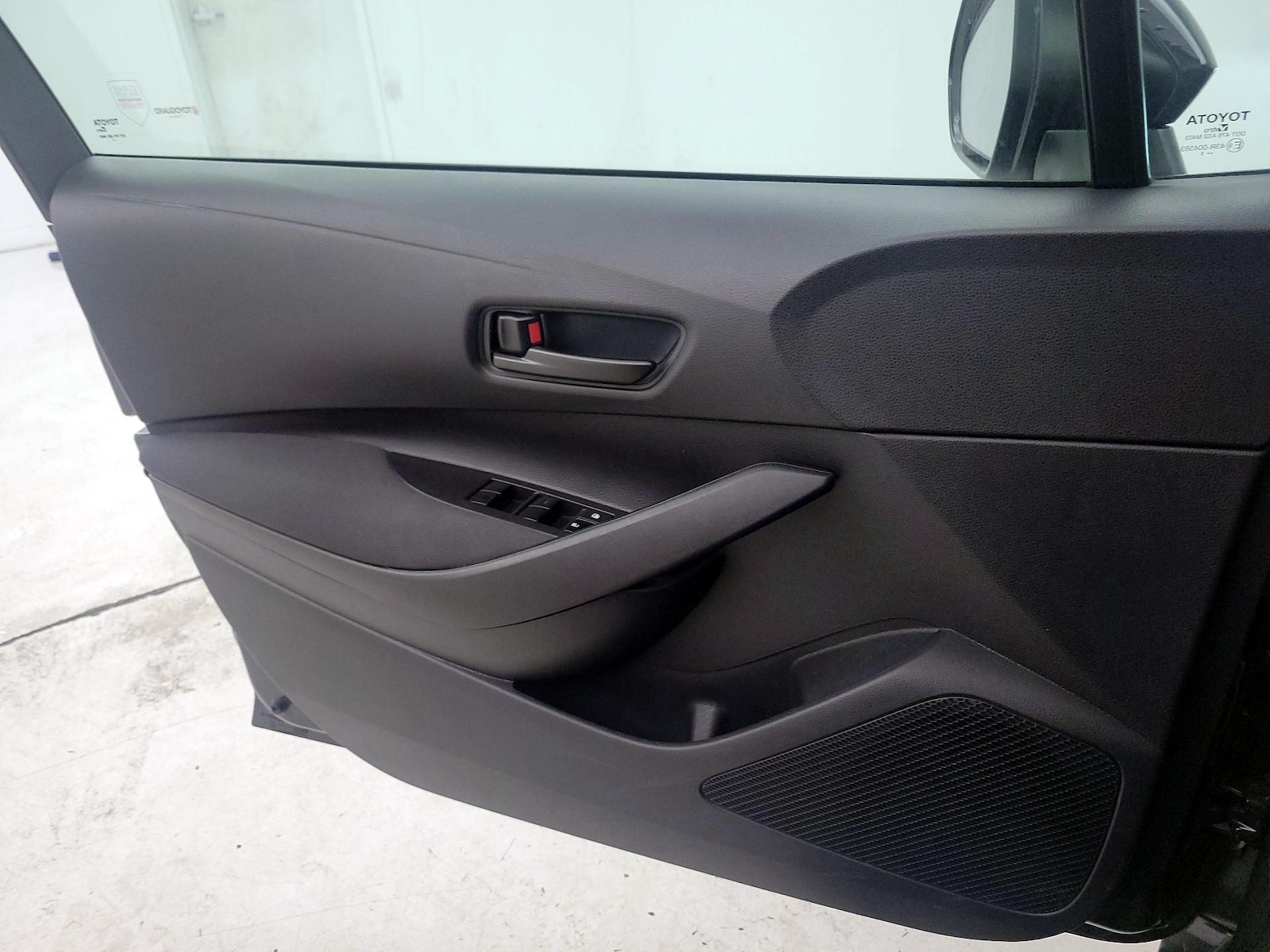 2025 Toyota Corolla LE - Photo 13
