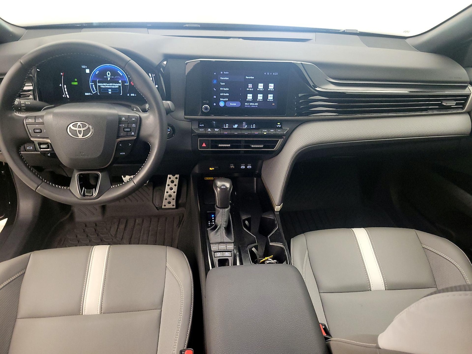 2025 Toyota Camry SE - Photo 10