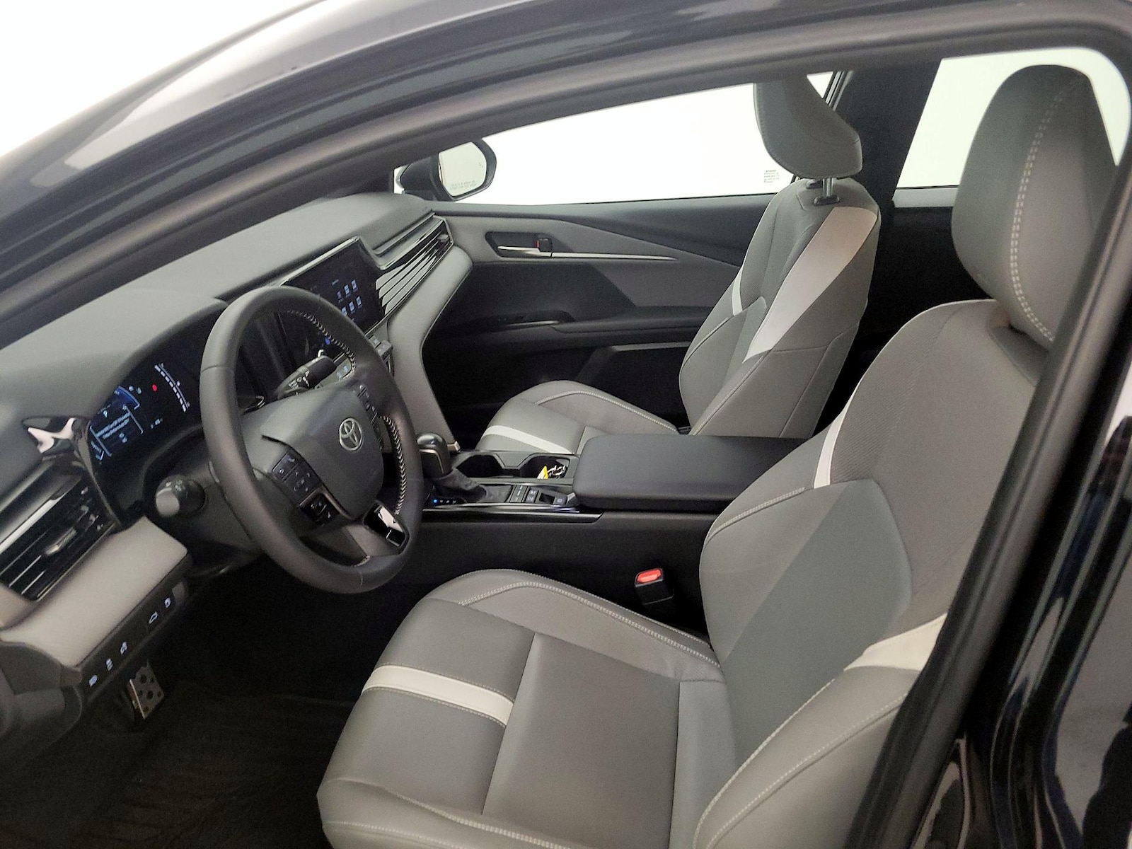 2025 Toyota Camry SE - Photo 12
