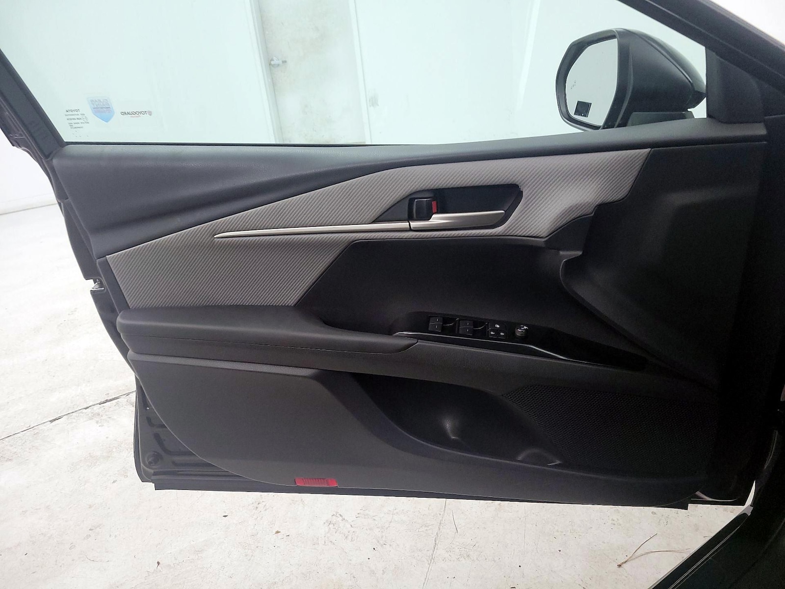 2025 Toyota Camry SE - Photo 13