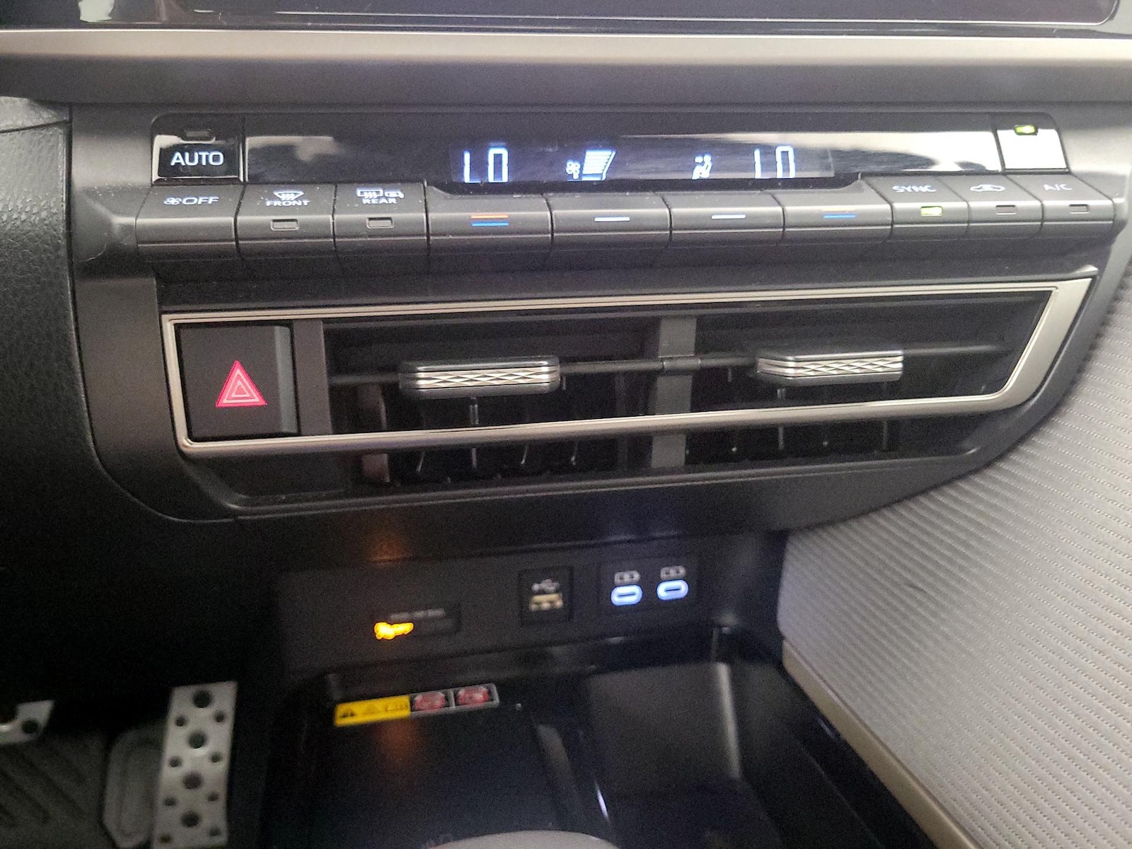 2025 Toyota Camry SE - Photo 18