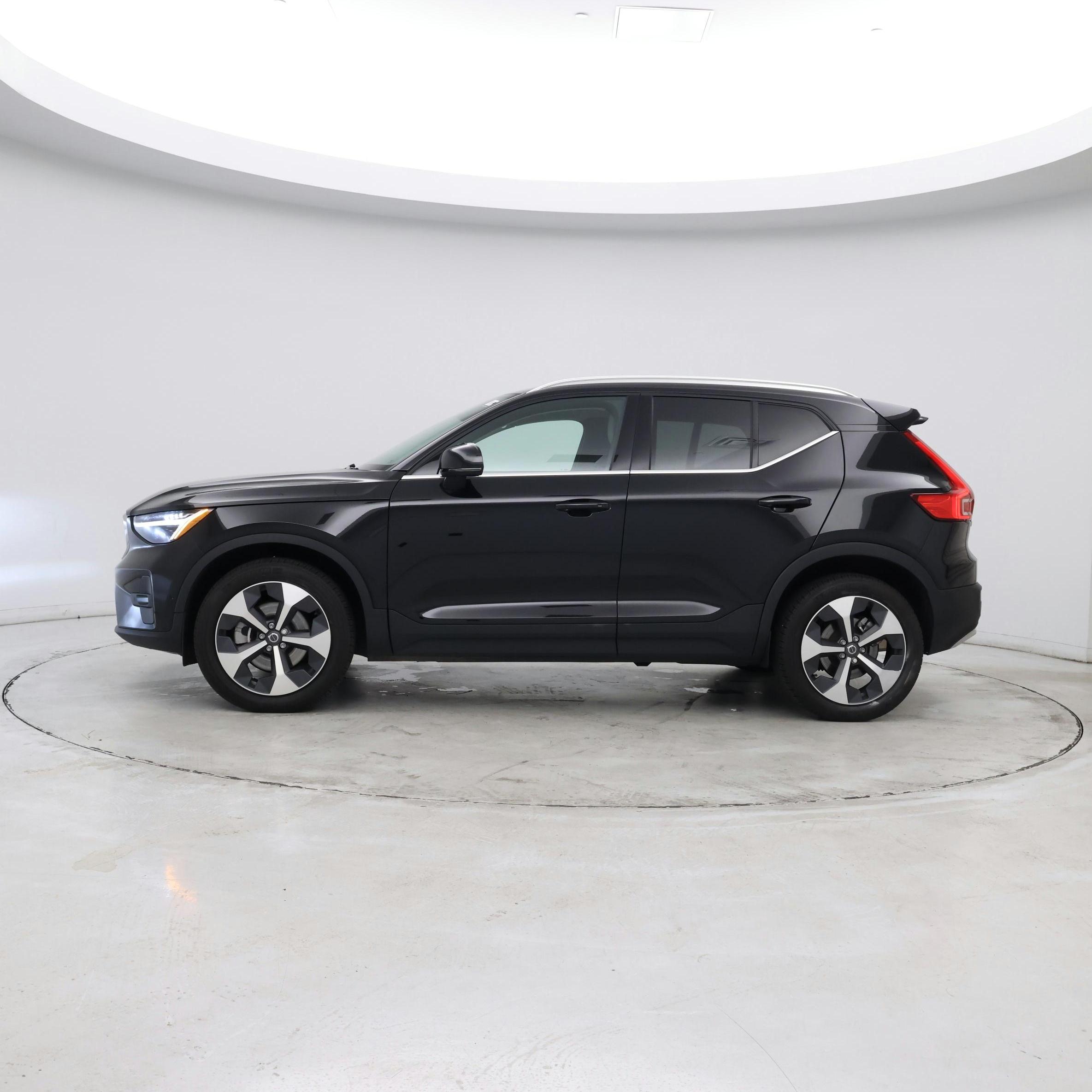 Thumbnail: 2023 Volvo XC40 - 2