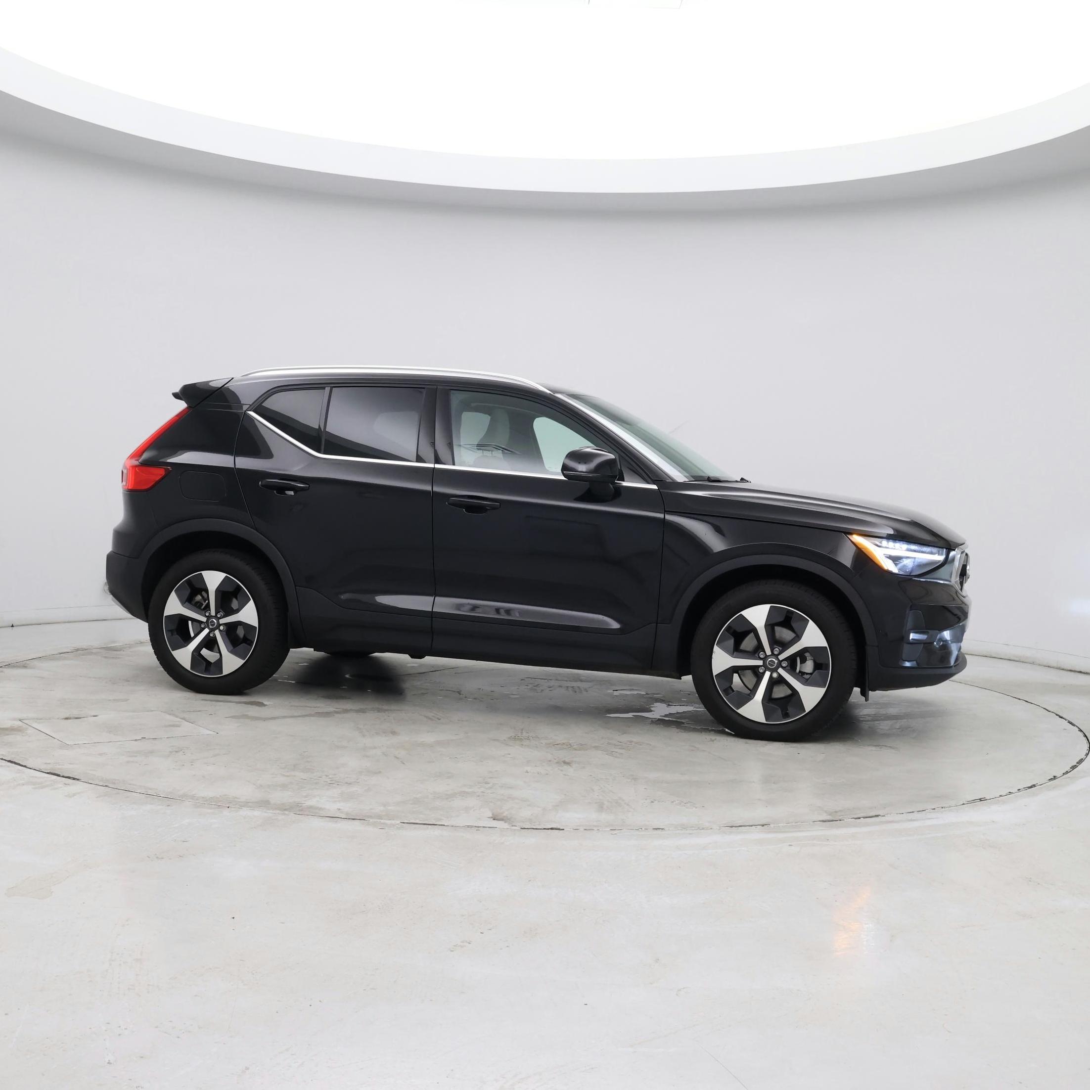Thumbnail: 2023 Volvo XC40 - 7