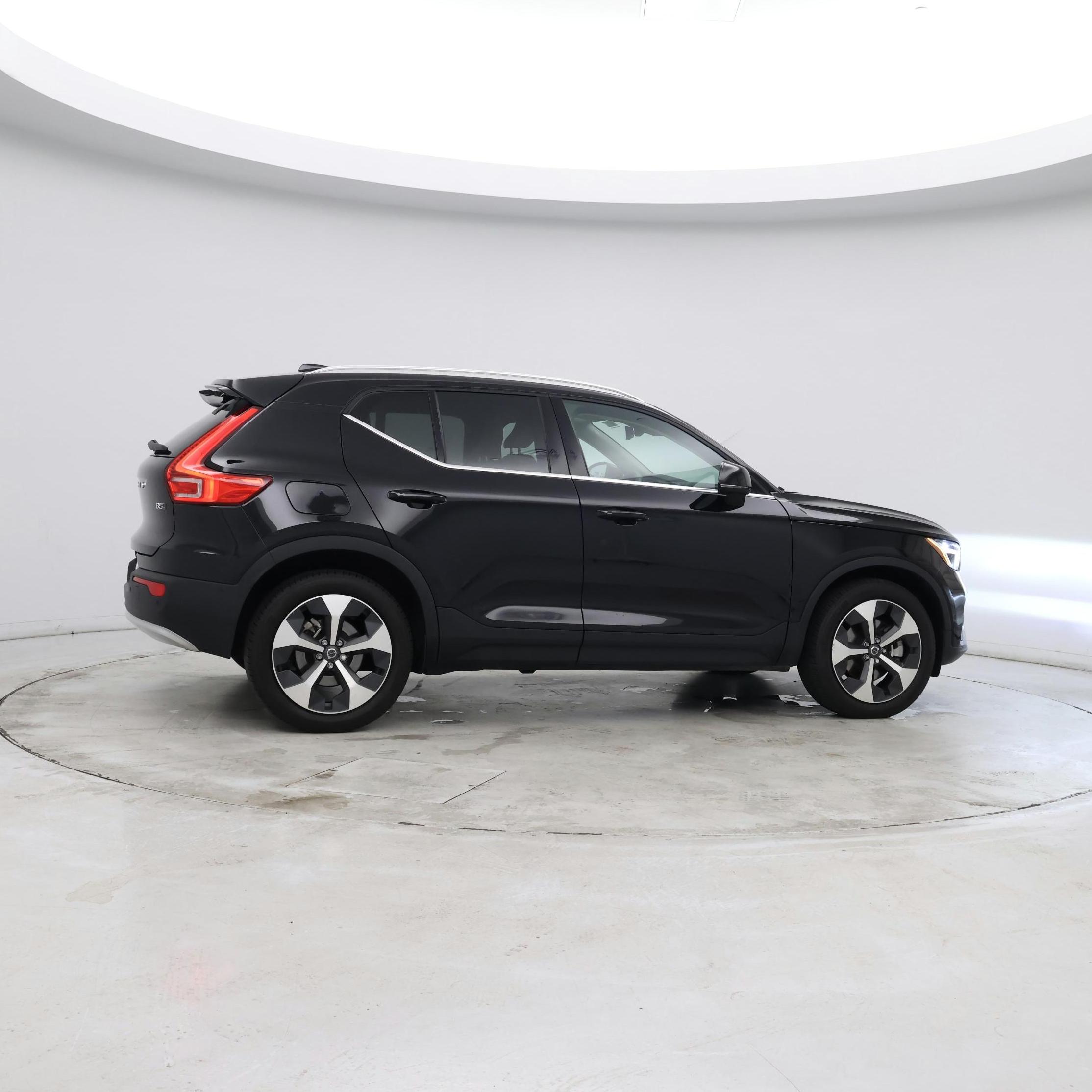 Thumbnail: 2023 Volvo XC40 - 8