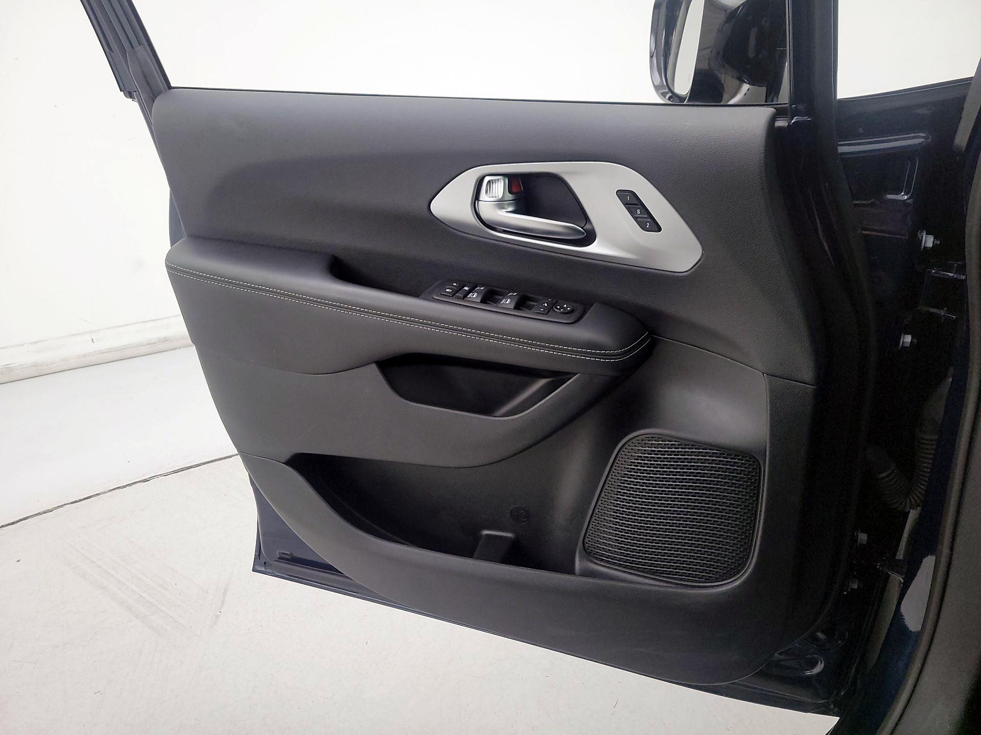 Thumbnail: 2025 Chrysler Pacifica - 12