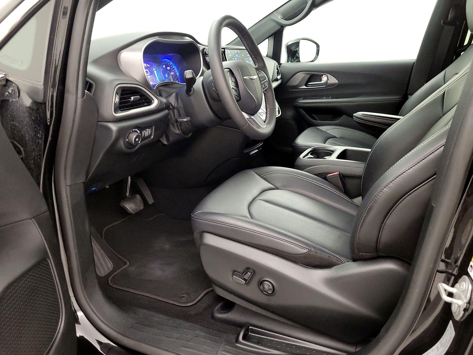 Thumbnail: 2025 Chrysler Pacifica - 11