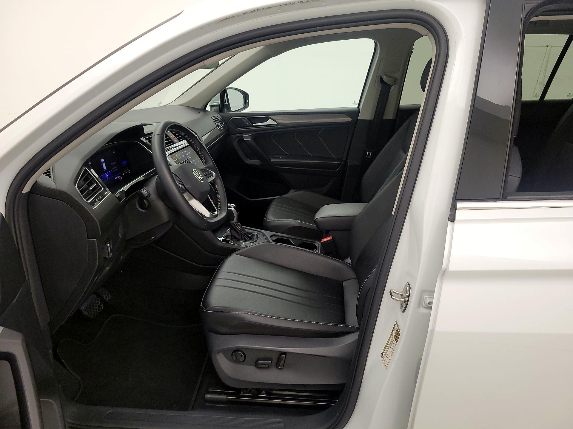 Thumbnail: 2023 Volkswagen Tiguan - 11