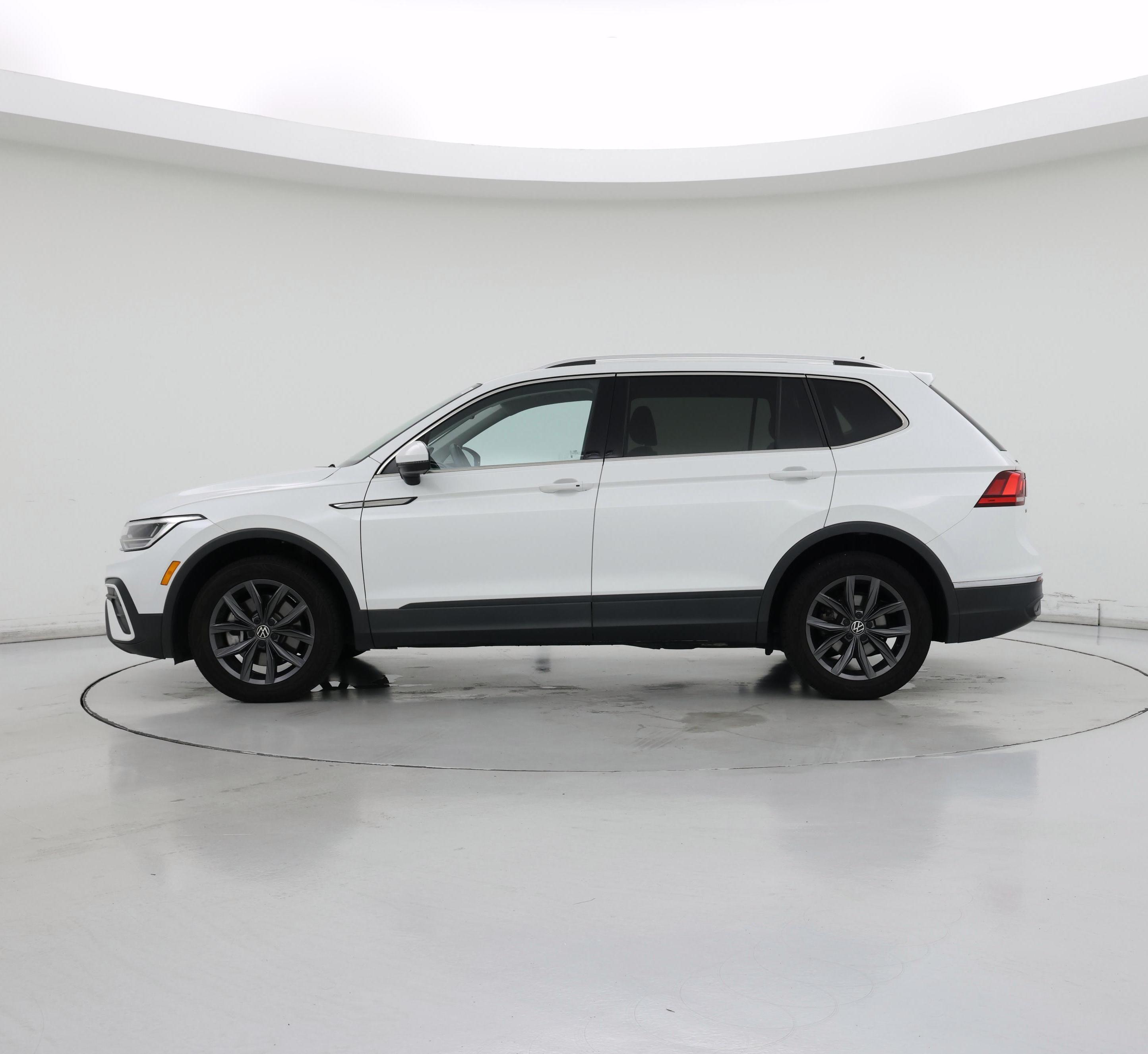 Thumbnail: 2023 Volkswagen Tiguan - 3