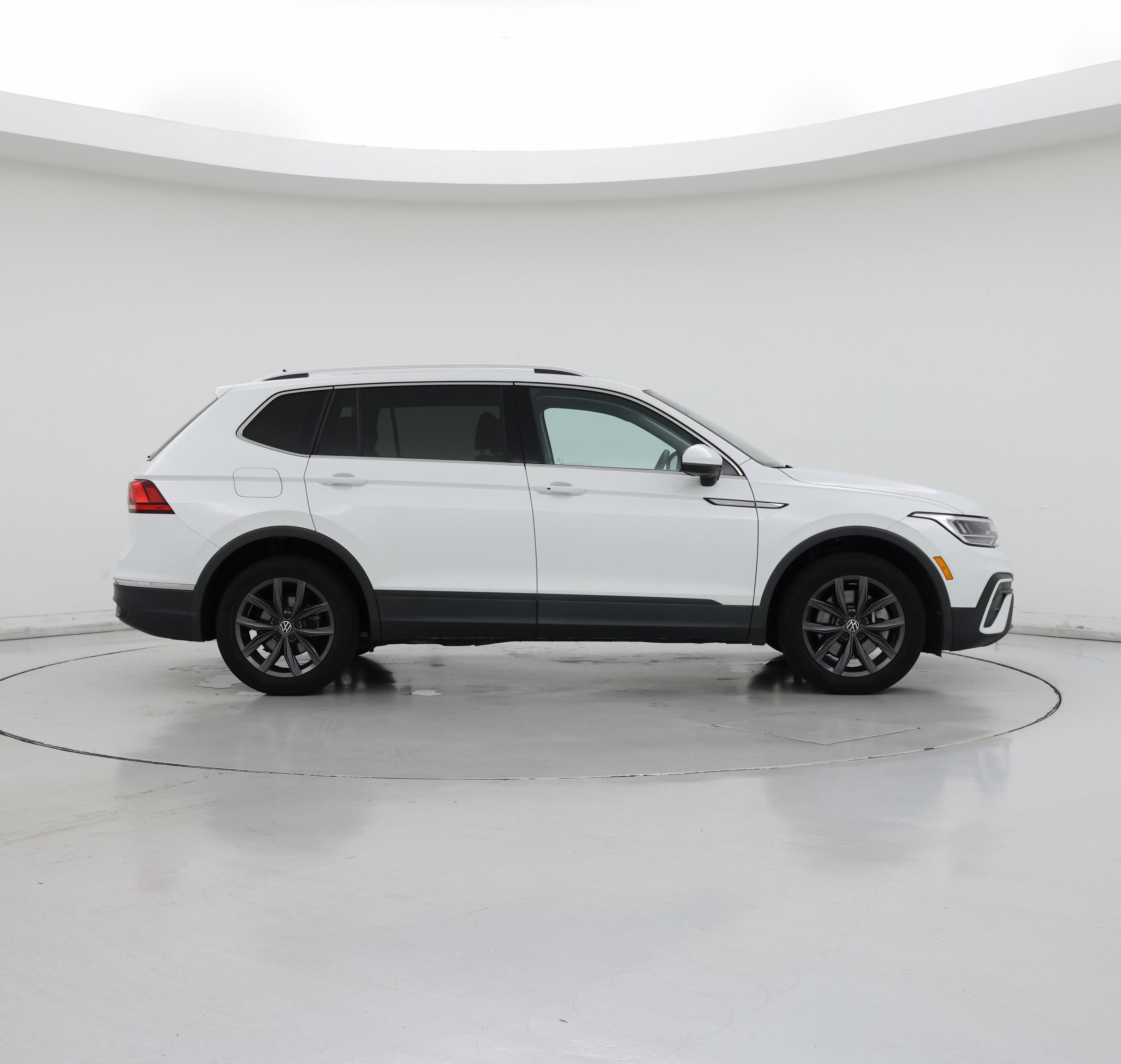 Thumbnail: 2023 Volkswagen Tiguan - 7