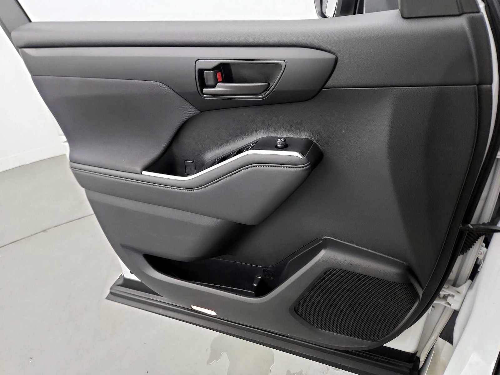 2023 Toyota Highlander LE - Photo 13