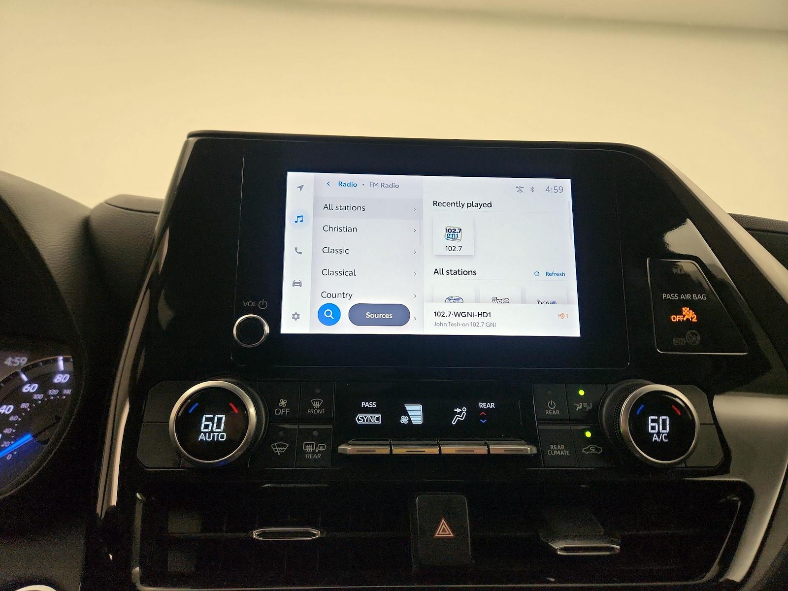 2023 Toyota Highlander LE - Photo 16